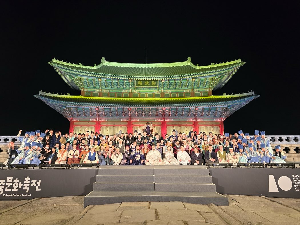 내가 가장 사랑하는 작품에 사랑스러운 사람들까지❤️ 

다들 올리길래 나도 올려버리기 ㅎㅎ

공연하는데 공연장이 말도 안되고, 같이 출연한 출연진과 제작진 수도 말도 안되게 많았는데 문제하나없이 마무리 할 수 있었던건 사람들이 좋아서❣️

한명도 빠짐없이 언젠가 다시 만나요, 고마웠습니다! 🙇🏻‍♀️

#2024 #궁중문화축전 #궁중뮤지컬 #세종1446 #경복궁 #근정전 #햄복한주미녕