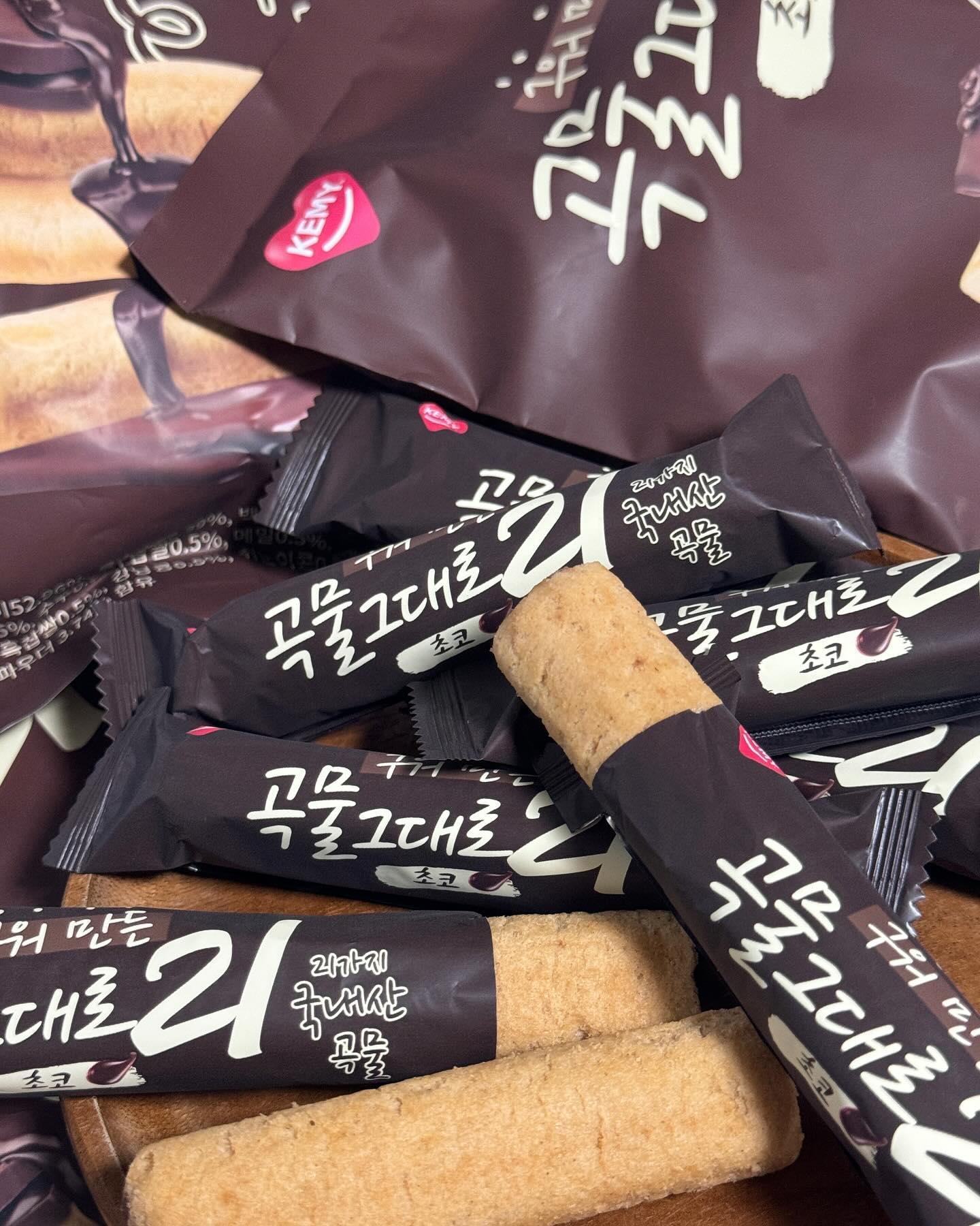 #협찬 #개미식품 #곡물그대로 #곡물그대로21

사무실 과자로 딱 좋은 곡물 그대로
이번에 초코버전이 나왔다고해요🍫

원래 곡물맛 구매해 먹었었는데 초코맛이!!!
초코 오히려 좋고,

곡물그대로21을 추천하는 이유가👍
국내산 곡물이 들어 적당한 포만감이 있구요
기름에 튀기지않아 질리지않는 과자에요

21가지 국내산 곡물에 트랜스지방은 ❌
낱개포장으로 사무실에 구비해놓고 먹기에도 딱이랍니다🤤

특히나 이번 초코버전도 안에 초코가 가득 들어있어🍫
달달하니 씹는맛도 좋고 초코의 진한 맛까지 딱 좋아요

크리스피한 이 맛 중독된답니다🥳

오후 4-5시만 되면 당기는 간식 크리스피롤 곡물그대로21 먹고 힘내봐요💪💪