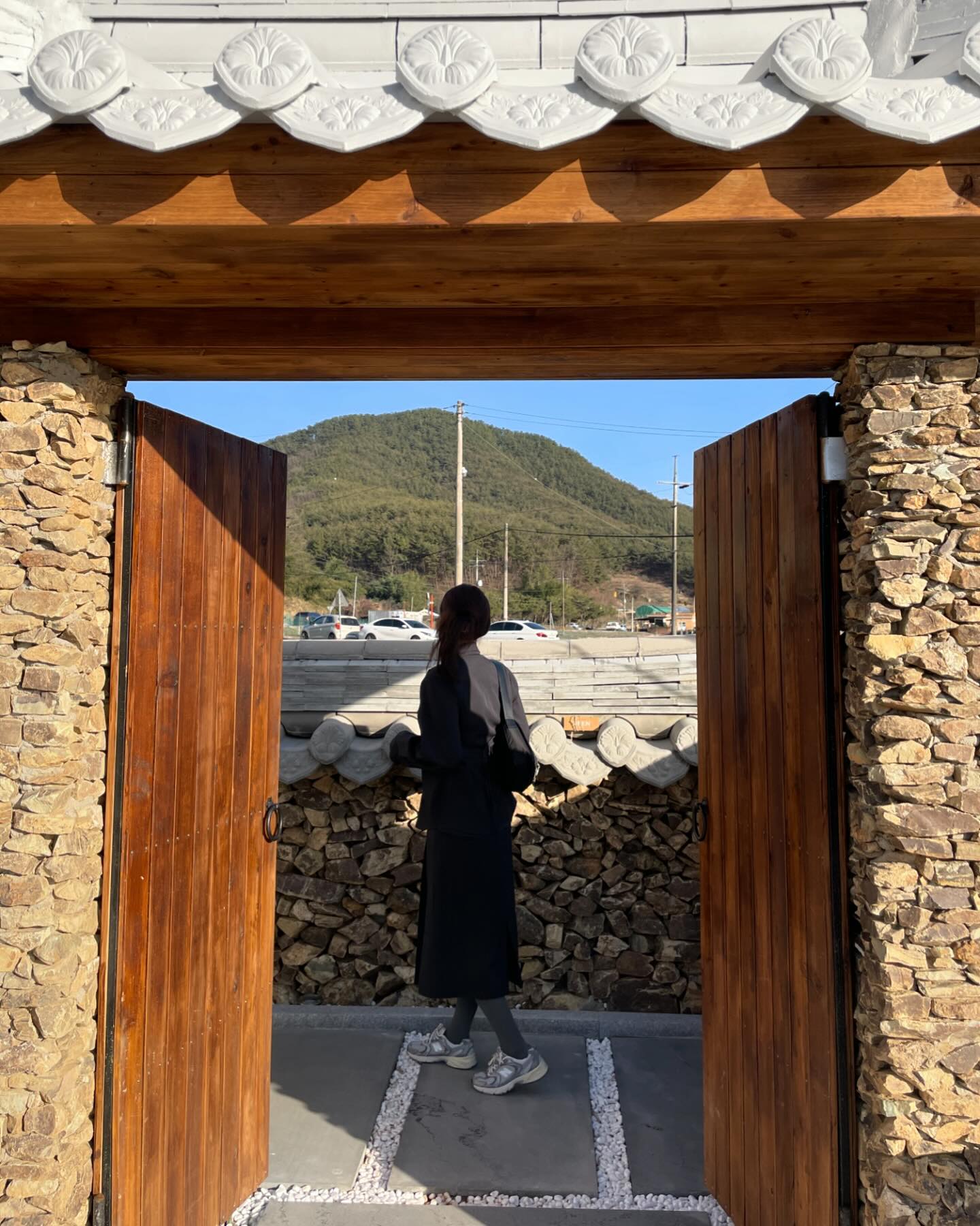 요즘은 고즈넉한곳이 좋아 🤍

햇볕이 좋길래 드디어 패딩을 벗었습니다.
모던한 느낌 가득한 랩셔츠와 롱스커트 개시!
그래도 추울까봐 트렌치와 코트까지 야무지게 입어줌.
로퍼 신으려다가 양말이랑 깔맞춤하려고 뉴발 픽🤍

그보다 Mz샷은 어찌 찍는거에오? 
그냥 정수리 보여주는 인간됨 🤧
하트 날리며 다들 주말 잘 보내세요 🤍