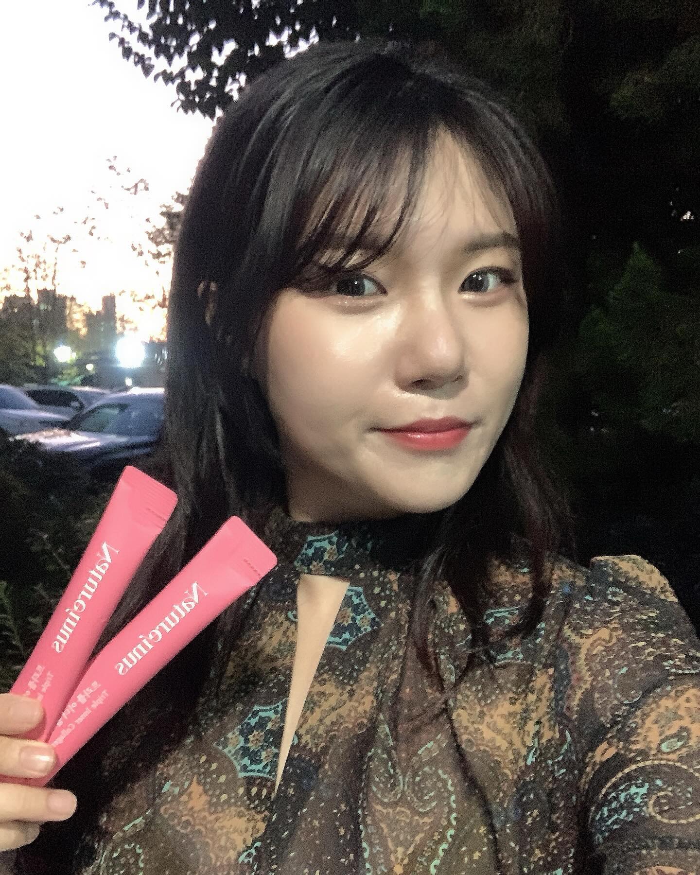 #협찬

하루 한 포로 채우는 뷰티습관, 완벽한 비율의 이나콜라겐 ‘네이처이너스 트리플 이너콜라겐’ 🩷
트리플 이너콜라겐은 콜라겐 3000mg : 엘라스틴 140mg : 히알루론산 7.5mg 함유로 나이가 들수록 감소하는 엘라스틴은 20mg 더, 히알루론산은 400% 더 함유한 인체피부 내 진피요소 비율을 적용해 과학적 설계한 ‘비율천재’콜라겐으로 유해성분도 ZERO입니다 ◡̎ 
분자 구조가 작은 저분자(300달톤) 피쉬 콜라겐, 액상형으로 체내흡수율 최강입니다 !
이탈리아 유기농 오렌지농축액으로 비린맛을 없애고 상큼하게 섭취 가능합니다 🍊
콜라겐은 많이 섭취하는 게 중요한 게 아니라, 인체 진피구성에 맞는 비율로 섭취하는 것이 중요합니다
또한 콜라겐 뿐만 아니라 시너지를 낼 수 있는 엘라스틴, 히알루론산을 함께 섭취해야 합니다.
50년 간 건강식품을 만든 ‘김정문알로에’에서 만든 브랜드로 더 믿음이 가고 유해성분이 들어있지 않아 온 가족 모두 안심하고 먹을 수 있답니다 🫶
네이처이너스는 내 안의 자연성을 회복시켜 자연의 이로움을 온전히 받아들이들이도록 하는 것, 그것이 Nature In Us가 추구하는 철학입니다 🙂

#네이처이너스 #트리플콜라겐 #natureinus #비율천재 #이너뷰티 #먹는콜라겐 #액상콜라겐 #클린뷰티 #클린이너뷰티 #내안의자연성 #마시는콜라겐 #콜라겐추천 #collagen #triplecollagen #김정문알로에
⠀⠀⠀⠀⠀⠀⠀⠀⠀⠀⠀⠀⠀⠀⠀