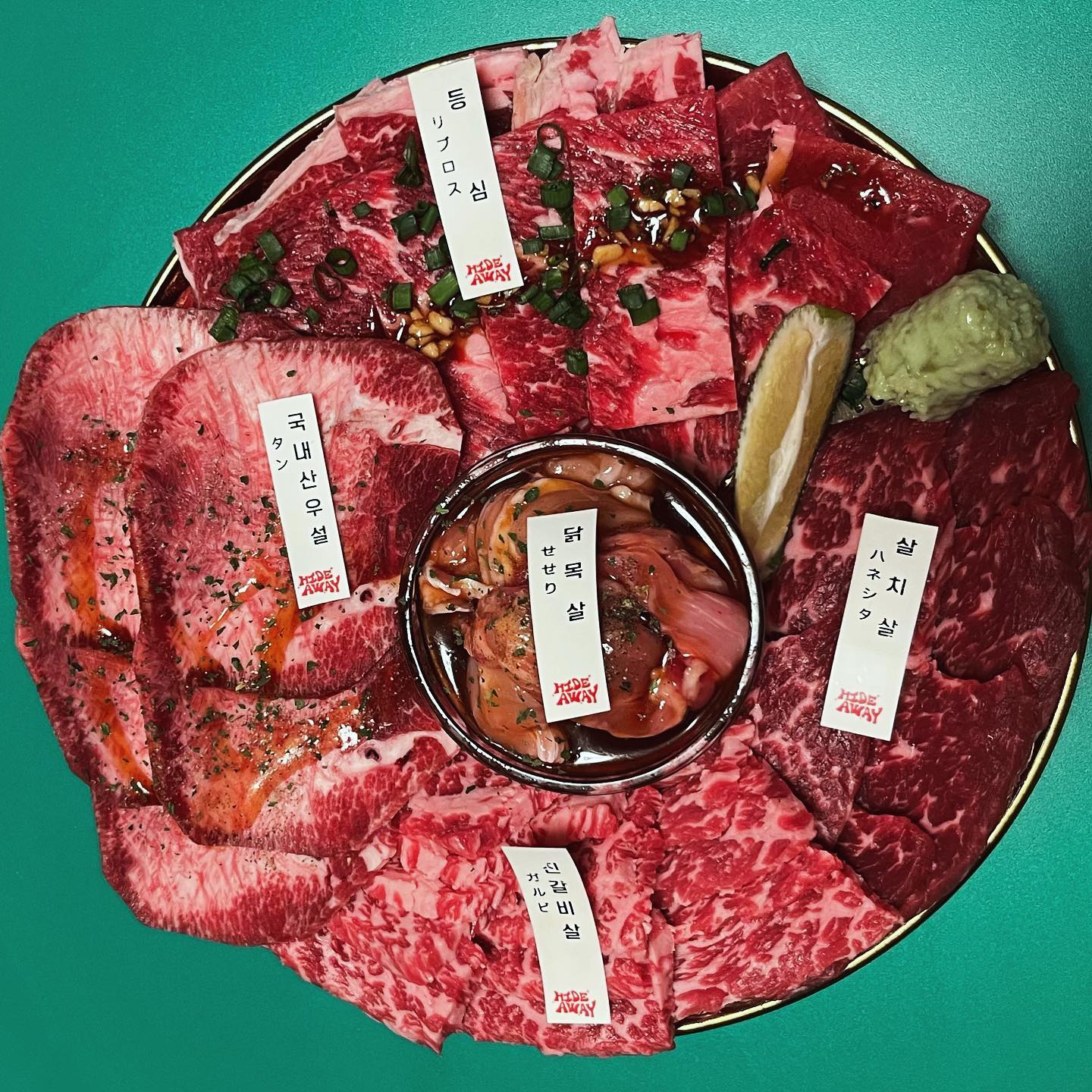 🥩은신처 동래점

이름처럼 숨어있는 🇯🇵일본갬성의 고기집
화로에 직접 구워먹는 곳이에요

3인세트와
와규소꼬리🐮
🐂한우1+차돌박이
🫕카라이 모츠나베
🍜탄탄멘
🍚명란덮밥이렇게 시켰어요

주류는 🍶사케 종류도 많았지만 🍺테라와 🍹하이볼시켰고

저는 밥먹고 간거지만 다섯명에서 카야시모야이라멘 빼고는 거의 다먹어봤고 배부르게 먹었는데 170,000원 나왔어요 꽤 괜찮죠?

소꼬리와 우설은 여기서 처음먹었는데 괜찮았어요
특수부위를 취급하고있어 더 특별했어요

세트엔 🍅🍄야채구이가 함께 나와요 나무막대기가 조금 약해서 바꾸면 더 좋겠습니다 야채가 익기도 전에 다타버린 막대🤣
2인세트도 있구요

🥓고기가 싱싱하고 질 좋았어요 

사장님과 직원분이 아주 친절하고 싹싹한건 잘 모르겠지만 그렇다고 불친절한것도 아니였어요 

사이드는 🥣그릇이 너무 작아서 비비기 정말 힘들었어요 다흘림 그릇이 컨셉에 맞춘다고 그런건 알겠지만 조금 크면 더 좋았을것같아요 

분위기 좋았어요 동래에 간만에 이런분위기 좋아요!

다음번에 고기랑 라멘먹으러 또 가볼 예정

✅네이버 예약가능 
(룸은 5-6인부터)

⏰월화수목 오후5시-새벽3시
금 오후4시-새벽3시
토일 오후2시-새벽3시

📍 동래구 명륜로129번길 6-5 
(명륜동 503-6)

#동래 #동래구 #명륜동 #동래역 #은신처 #동래맛집 #부산맛집 #동래술집 #부산술집 #부산여행 #부산핫플 #부산데이트 #동래데이트 #부산가볼만한곳 #동래역맛집 #명륜동맛집 #동래구맛집 #동래핫플 #부산고기집 #동래고기집 #부산고기맛집 #부산핫플레이스 #부산소고기#부산소고기맛집 #부산밥집 #동래밥집 #동래맛집추천 #부산맛집추천 #부산술집추천 #동래술집추천