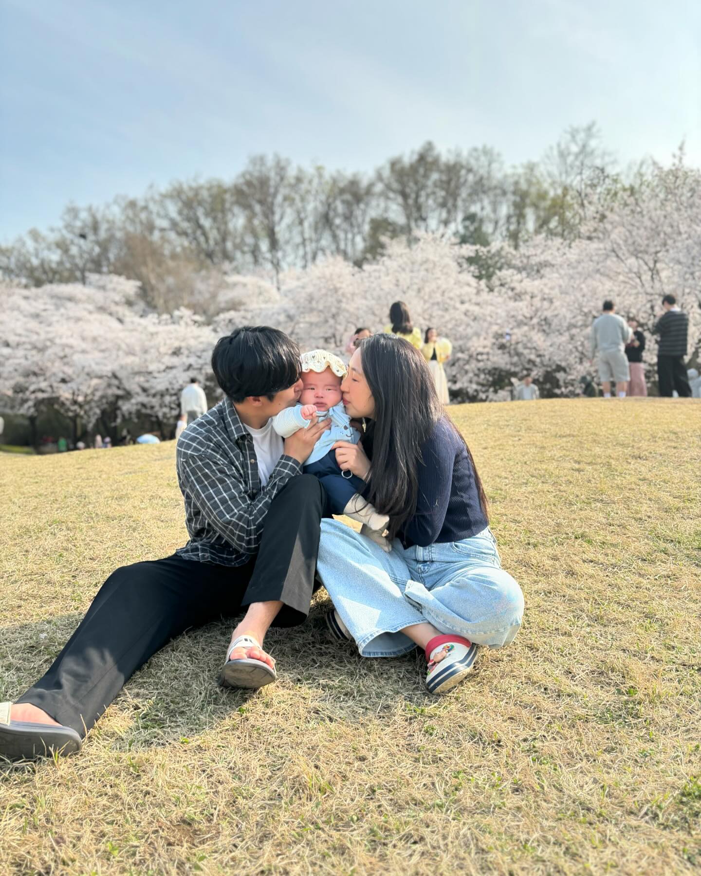 🤍D+130🤍
시윤이 할머니랑 삼촌이랑 벚꽃놀이🌸

잠깐이었지만 기분 좋았던 데이트,,
집앞이 벚꽃명소라 좋다. 
내년에도 이자리에서 이대로 또 찍기로 약속🌸
그땐 시윤이가 얼마나 컸을까🥹❤️