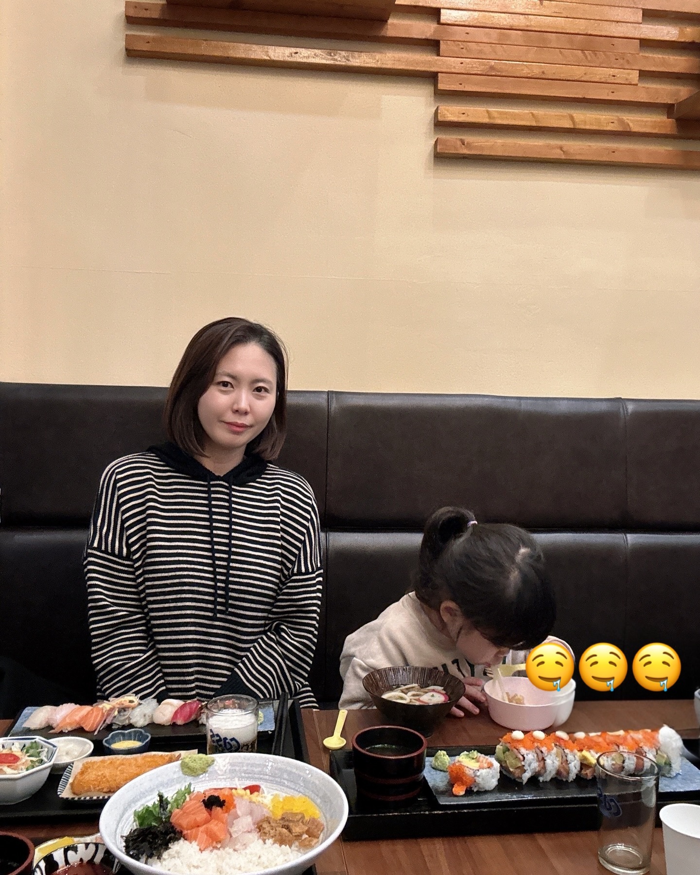 #협찬 전 예전부터 가장 좋아하는 음식이..
회 아니면 소고기를 꼽고는 했거든요..🤤
요즘 하나가 더 늘었어요. 
연어랑 아보카도가 꽉찬 캘리포니아 롤 ...😌
근처에는 맛집 없어서 아쉬웠는데.. 드디어 찾았어요. 

초밥맛집이지만.. 매장에서 직접 우려낸 육수로 만든
우동과... 속이 꽉찬 캘리포니아 롤이 정말 맛있어요. 
우동매니아인 둥이는..
세트메뉴에 딸려오는 우동 한그릇 먹구..한그릇 더 추가했어요. 

회덮밥은 주문옵션이 광어만, 
혹은 연어반+광어반으로 하는 것이 가능한데
연어반 광어반 하니, 부드럽고 쫄깃한 식감을 한번에 느낄 수 있어 더 좋아요. 
매장에서 직접 만드신듯한 슴슴한 초장 맛이 마음에 들어 
입맛없을 때 딱이겠더라고요. 

📍초밥광 시흥은계호수점
주소 : 경기 시흥시 은계호수로 49 시흥 센트럴돔 그랑 트리 캐슬 1051호
운영시간 : 매일 11시 ~22시(BT 15시~17시), 일요일 휴무 
메뉴 : 초밥메뉴 추천, 그 외 캘리포니아롤과 회덮밥 추천합니다. 

#시흥맛집 #은계지구맛집 #일상