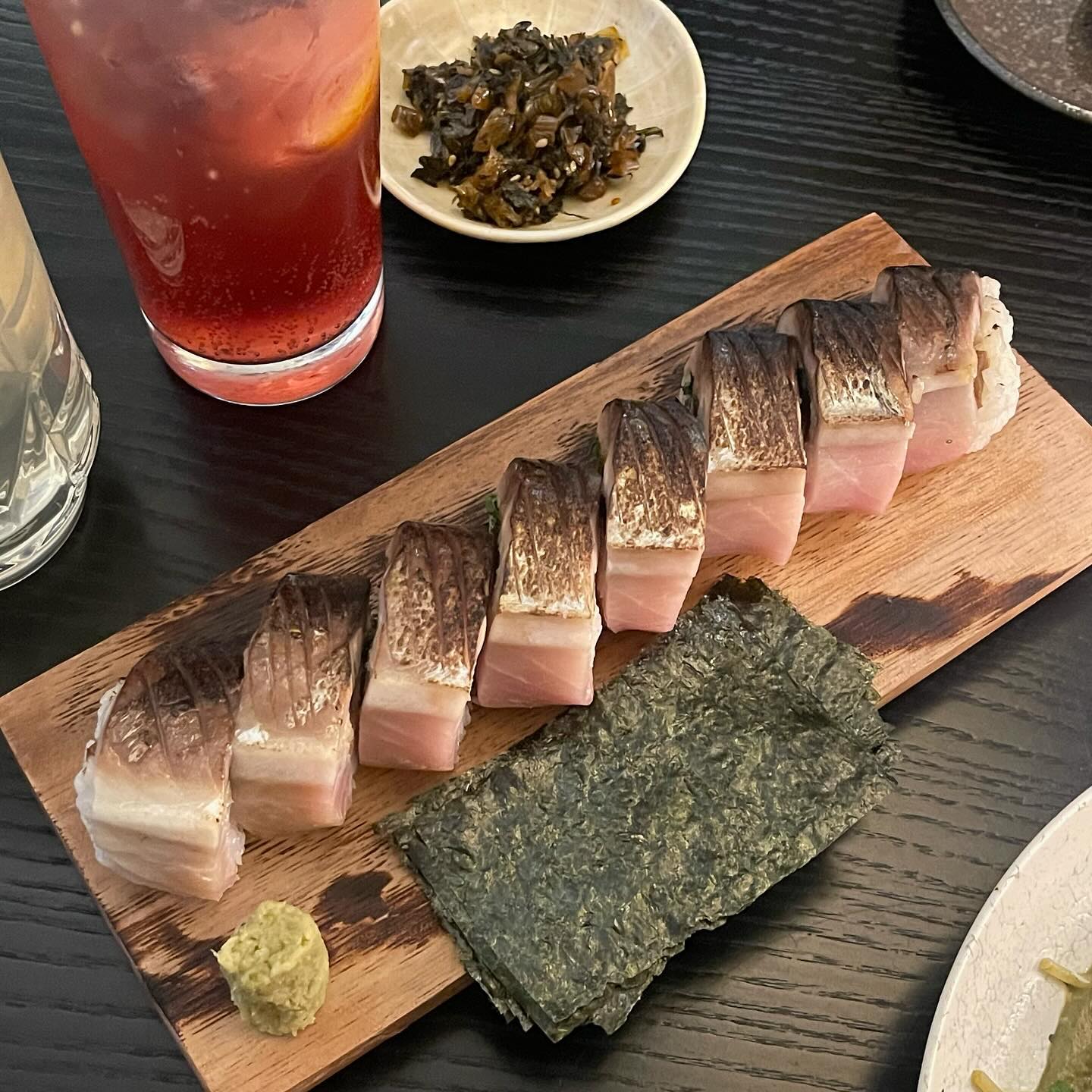 #협찬 

상수역 분위기가 참 멋진 곳! ❣️
데이트 맛집으로 참 좋을 [평야]에 다녀왔어요! 이름이 참 멋지죠? 
.
상수역에서도 가까워서 위치도 좋고 무엇보다 음식이 맛있어야하는데 
이곳 평야는 분위기와 맛 그리고 위치까지 모든 것을 다 잡은 것 같아요!
🥰🥰
. 
저는 고등어봉초밥과 치킨난반과 전복내장파스타를 먹었는데요!!
사진에서 보시다시피 비쥬얼이 정말 굿이죠? 
전복내장파스타는 소스 맛이 깊이가 있고 계속 손이 갔어요 
그러다가 치킨난반의 소스를 찍어서 먹으면 입안을 새롭게 해줘서 같이 먹기에 조화롭다고 느꼈습니다 
그리고 대망의 고등어 봉초밥!! 🐟
고등어 봉초밥은 위에 두툼하게 올라간 고등어가 정말 제 취향이었습니다. 두줄이고 세줄이고 계속 먹고 싶은 맛!! 😋
.
하이볼도 빠질 수 없죠 
상수역 이자카야를 찾으신다면 이곳 평야를 추천드릴게요! 🫶🏻♥️
사람들이 많이 와서 자리가 금새 차니까 일찍 가시면 좋을 것 같습니다 👍🏻

#평야#상수술집#상수맛집#상수데이트#상수역맛집#상수이자카야#홍대#안주맛집