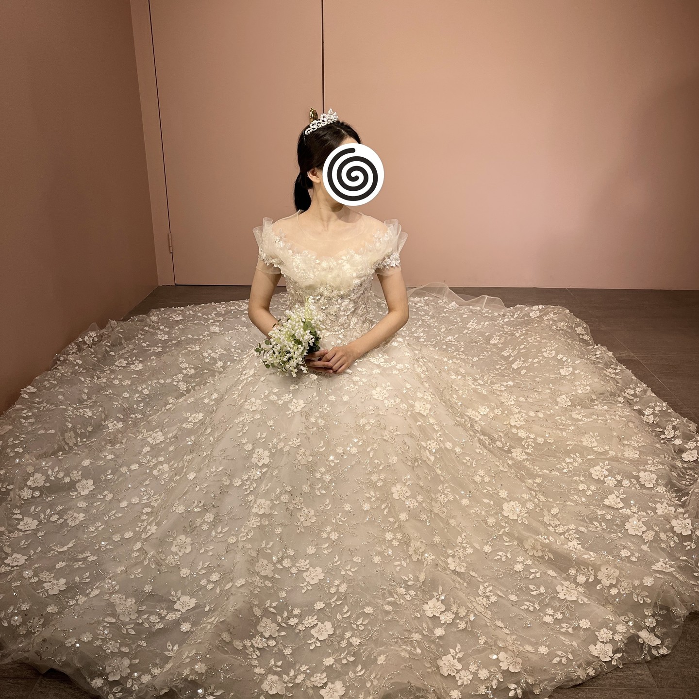 후라이샷을 위해 앉아보기!
촬영때 비스 안이쁘다지만 이건 너무 이쁘잖아ㅠㅠ

direct.wedding 과 함께해서 추가혜택도 받으세요!!

-피드백 빠른 비동행 웨딩플래너
-포인트 및 캐쉬백으로 비용절감
-다양한 제휴업체 & 합리적인 가격

❣️다이렉트 통해 계약시 추가 혜택!
❣️다이렉트 가입 추천인 :이야이야오

#비즈드레스 #다이렉트결혼준비 #웨딩드레스 #이네스이든 #촬영드레스 #드레스셀렉