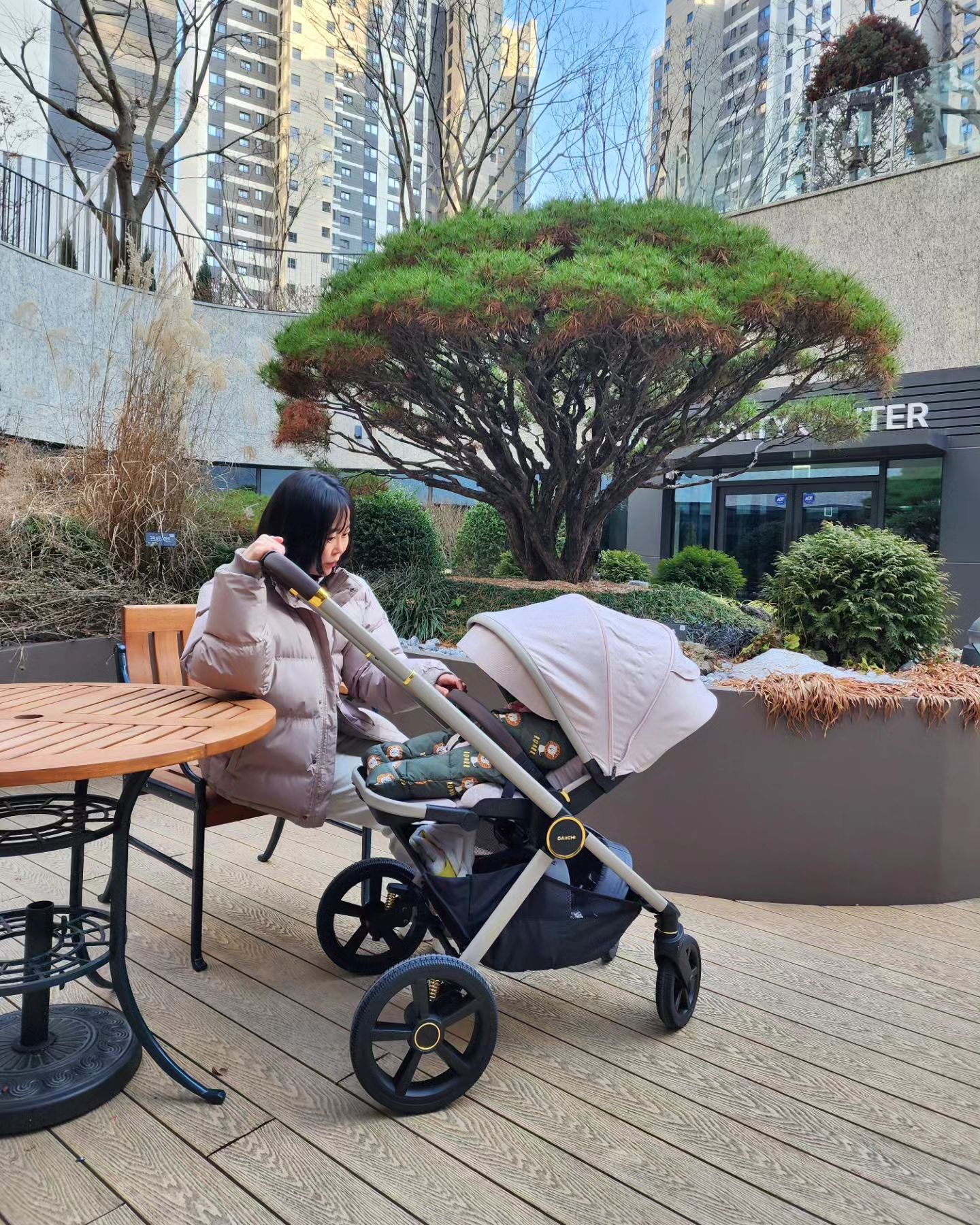 ⠀
#제품제공 daiichi_kr
⠀
고무의 외출에 늘 함께하는 칭구 다이치 더프라임 유모차👶 사용하면 할수록 좋은게 느껴져서 매일매일 만족해요
아직 어려서 그런지 안정적인 주행감과 승차감에 만족도가 제일 큰데요! 절충형이지만 29cm의 큰 휠로 디럭스급의 안정적인 주행감을 느낄 수 있어요 회전력을 극대화하는 360도 볼베어링 시스템으로 한손주행이야 뭐 식은죽먹기고요 부드러운 핸들링으로 저는 자주 누나에게 유모차 운전을 뺏깁니다 ㅎㅎㅎ
⠀
또자..? 밤잠 입면보다 낮잠 입면에 힘들어하는 우리고무, 다이치 더프라임 유모차 타고 산책 나오면 어느새 잠들어있어요 🫠 아직은 늘 마주보기로 다니는데 좀 더 크면 전방보기로 이세상 구경 실컷 하겠죠!
⠀
오늘도 다이치 더프라임 덕분에 엄마는 편하게 육아한다 캬하 만족스러운 유모차 빨리 만나게 되어서 오래오록 편하게 태울 수 있을 것 같은데요 역시 좋은 육아템은 빨리 준비해서 뽕 뽑는게 절약이고 핫딜이지!
고마워요 다이치 땡큐 더프라임🩵🩷
⠀
⠀
#다이치 #유모차 #더프라임#다이치#다이치신제품유모차 #갖고싶다더프라임 #더프라임갖고싶다 #유모차선물 #다이치유모차