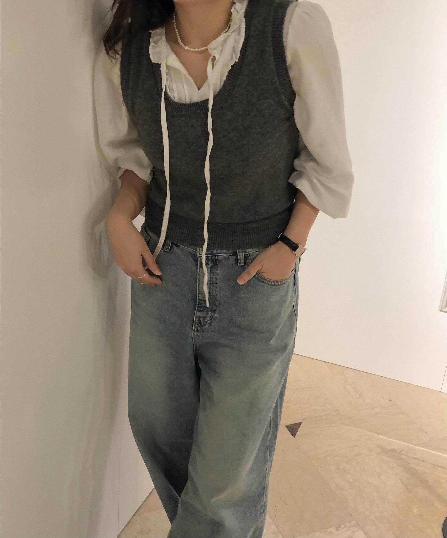 #gift

가을 겨울마다 빼먹지 않고 입어주는 필살기템 소개드려요😉
레이어드에 따라 무드가 달라지는 니트베스트•••참말로 매력적이죠🩶

#수아레 #suare #수아레우먼 #니트베스트