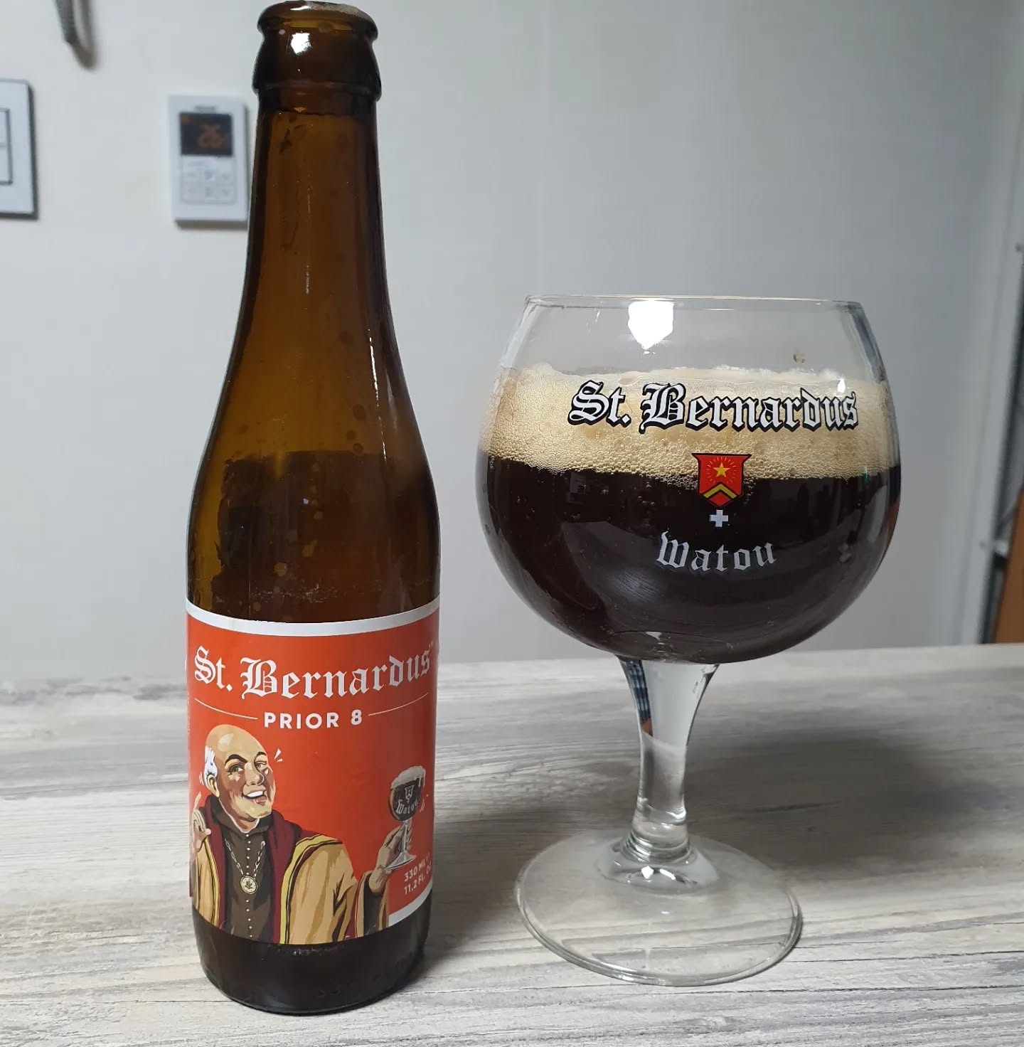#맥주 #간단리뷰 84 #그날그느낌 
#세인트버나두스프리오르8 #StBernardus_Prior8 #성버나두스브루어리 
가격 1병 8000원 (23 KIBEX 구매)
타입 : 에비 듀벨(Abbey Dubbel)-수도원맥주
도수 : 8.0%
IBU : ???
.
#노즈
맑은 콜라색. 브라운거품컬러. 거품풍성하고 오래감. 건포도스러운 향과 카라멜단향이 잘올라옴.
#팔레트 
입안탄산 조밀하게 좀있음. 바디는 중간-무거운편. 부드럽게 잘넘어감. 맥아 고소함이 잘느껴짐. 과일향들이 지배적.
#피니쉬 
살짝 쌉쌀함이 있지만 적음. 적당한 단맛과 향이 좋음. 여운도 깔끔하게 정리됨.
.
기회가 되어서 시리즈 몇개를 구매할 수 있었다. 다채로운 향을 느끼면서 마시는데 살짝 알콜이 느껴지긴했다. 다른 시리즈도 모아서 비교해보면서 마시고 싶었다.
.
#한마디 
앱12의 라이트한 버전의 수도원 맥주.
.
.
.
.
#beer #craftbeer #drinks #ale #lager 
#수제맥주 #크래프트비어 #비어라이프 #맥린이 #편의점맥주 #와앤모 #바틀샵 #맥주리뷰 
#조주기능사 #술스타그램 #일상 #맞팔 #소통 #데일리