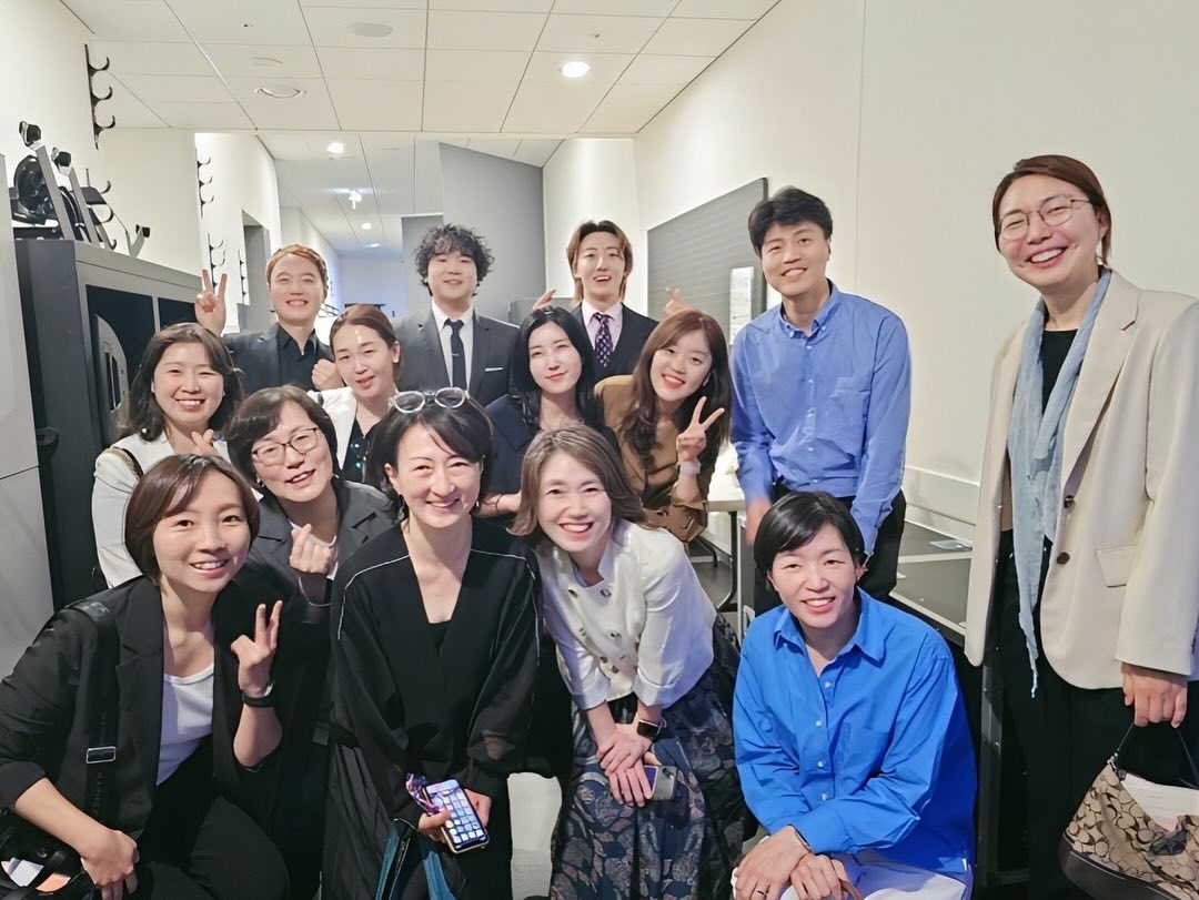 월모닝입니다! 어제, 마녀체력 작가님의 찐 팬들(유유상종)이 안도다다오가 건축한 LG아트센터에 모여<크레디아 클래식 클럽 2024> 공연을 함께 보고 왔습니다! ❤️
.
어제 작가님 덕분에 좋은 귀가 녹아내리는 귀한 경험을 했는데요, (역시 문화생활은 좋은 것이야!!) 🙌🙌 존노님, 박현수님 공연을 정말 코앞에서 보다니! 영광이었습니다.(자리도 너무 좋았어요!!) 특히 가곡 가사가 두 분이 노래할 때 자막으로 실시간으로 소개돼 두 분의 감정을 제대로 음미하고 푹 빠져들 수 있어 좋았습니다.🥰
.
또 토크를 통해 독일 가곡과 작곡가, 시인에 대해 쉽게 설명해주셔서 이렇게 친숙한 공연은 처음이다 싶었는데요, 1시간이 이렇게 빨리 지나가는 것이 너무나 아쉬울 정도였어요. 공연이 끝나자마자 남은 세 번의 공연도 꼭 다시 방문하기로 다짐했답니다👍👍
.
공연 뒤, 유유상종의 마음을 모아 존노님과 박현수님께 무대 뒤에서 꽃다발도 전달 드렸구요, 작가님께서 넘 행복해하셔서 우리 모두 덩달아 기분 좋았습니다. 🌷🌺🌸
.
뒷풀이로 작가님께서 사주신 맛있는 샌드위치와 음료를 먹으며 새롭게 뵌 분들 그리고 다시 만나 반가운 분들과 얘기를 도란도란 나눴고요, 🎁 함께 해주신 미선님께서 해바라기 꽃을 모두에게 나눠주셔서 감동 받았어요. ♥️ 
.
에너지가 비슷하고 서로 배려하고 가슴이 따뜻한 분들과 귀한 인연 맺게 되어 감사합니다. :) 다음에 또 만나요!! 🩷♥️
.
====================================

#마녀체력 #미리슬슬노후대책 #유유상종 #마녀체력팬클럽 #마녀체력팬 #크레디아클래식클럽 #lg아트센터 #조영훈 #존노 #박현수 #팬텀싱어 #헌정