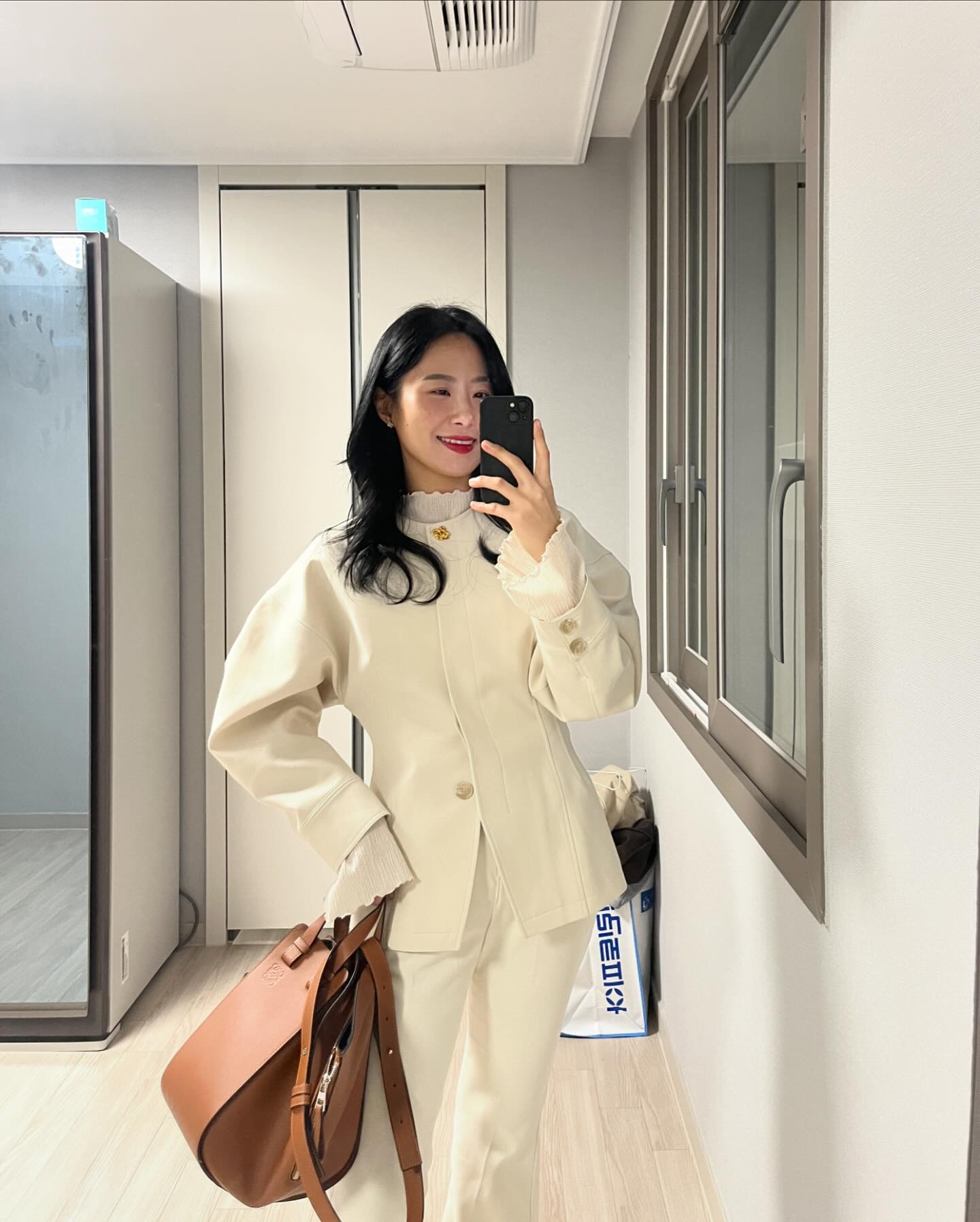 #오늘의출근룩 좋아하는 옷은 주구장창 입어야죠😏
앙드레횽과 나폴레횽 그 사이..🤍 
봄맞이 이발도 했고~내일이면 없어질 헤어스타일이니까 피드박제!
그리고 나 내일부터 자유다🤭 #프리덤 

 ➰볼륨자켓+플리츠블라우스-아상
 ➰해먹백(탄/스몰)-로에베

#나형_데일리룩 #출근룩코디 #직장인룩 #봄코디룩