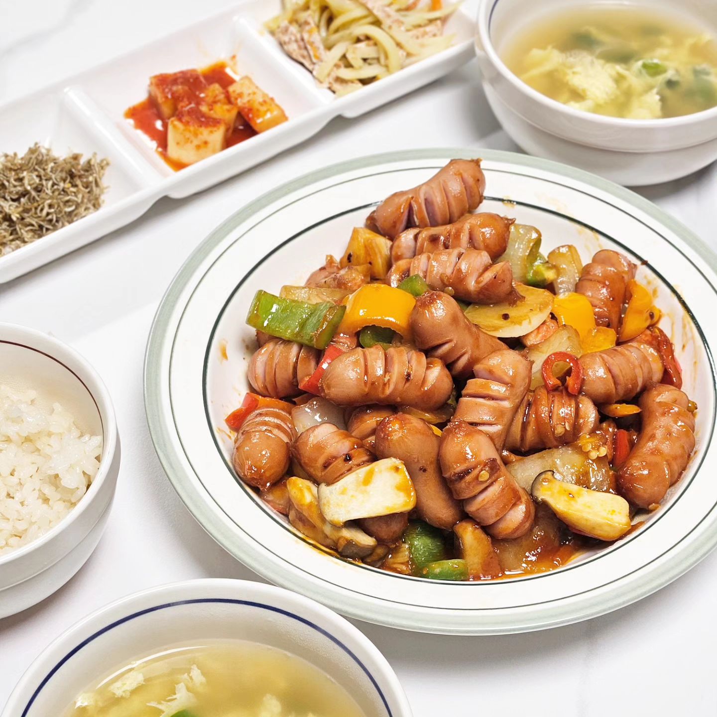 쏘야 데려왔어요 🫶
무항생제한돈비엔나 입니다 💓
역시 오아시스에서 구매했는데
발암물질 안들어간 건강먹거리라 너무 좋아요ㅎㅎ
.
피망과 파프리카에 너무귀여운 미니 새송이버섯 송송 넣으니 제법 그럴듯하죠 🩷
탱글한 소세지가 너무 맛있었어요☺️🫶
.
👩‍🍳백종원표 쏘야 대성공 소스 전달드려요💃
케찹4스푼
진간장2스푼
식초1스푼
설탕2스푼
생강가루(선택사항)