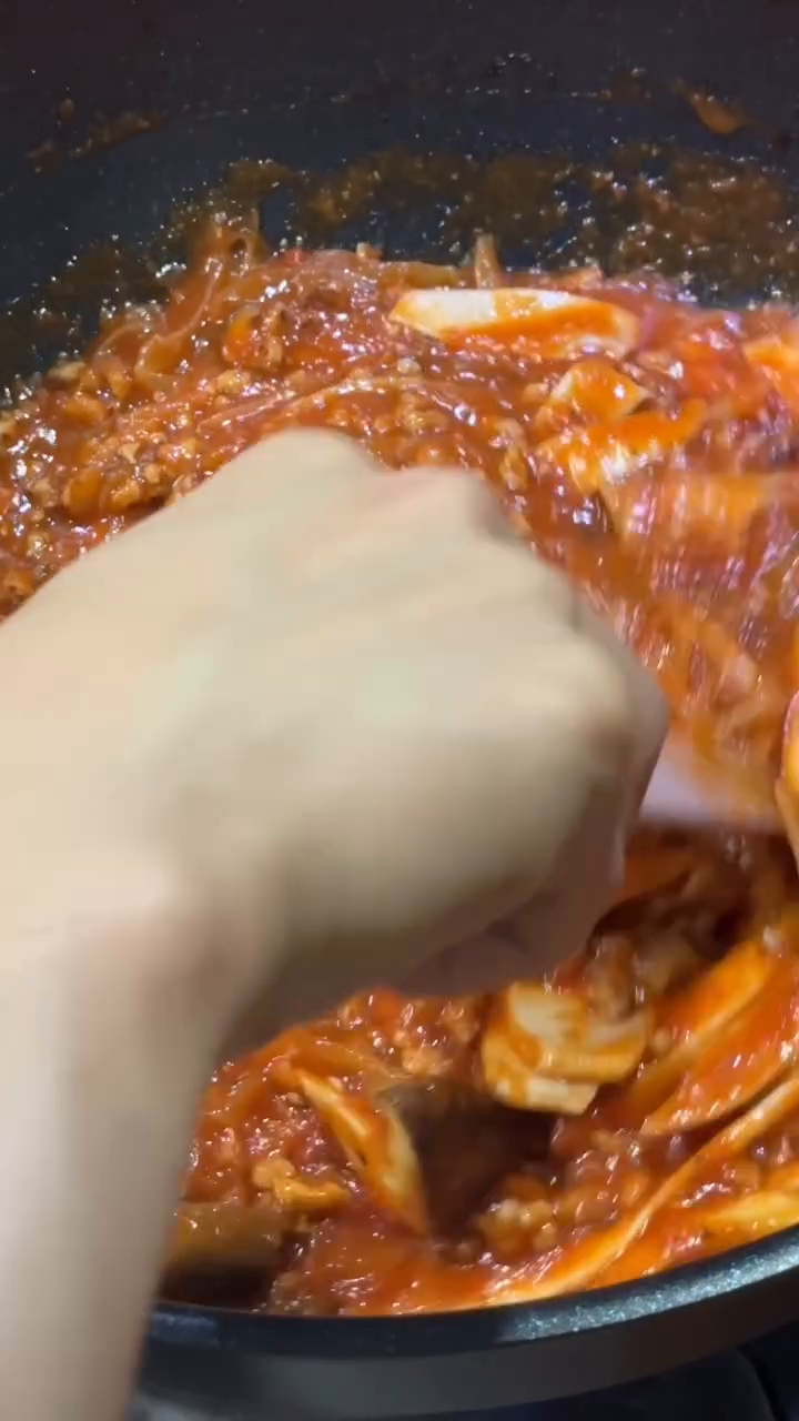 #홈쿡 로제파스타(비주얼과 맛은 라구파스타)🍝

오늘도 오랜만에 올리는 홈쿡! 
간단하게 로제파스타를 만들어먹어보았는데요. 사실 만들고 보니
라구파스타인거 같네요😅

💁🏻‍♂️양은 3인분 같은 2인분으로 만들었구요,
파스타 면은 1인분 기준 100g~130g 정도 손으로 집었을 때 500원 동전 정도 집히는 양으로 요리하면 될거 같아요!

🍖🥫재료🍝
토마토소스는 600g 한 통을 다 사용했구요.
양파는 1개, 버섯(전 세송이 2개..!)150g, (무염)버터 30g, 돼지고기다짐육 200g(간마늘 한 숫갈,후추,소금 간!), 우유 100g(전 50g정도 넣어서 라구가 된거같네요‘;) 

*🧅양파를 흐믈흐믈 갈색으로 변할때까지 중불에 볶아주면 단맛을 최대로 끌어올려주실 수 있습니다.

*🧄고기 잡내 없애려고 간마늘 같이 볶았구요; 맛술도 넣어보았습니다.

*💁🏻‍♂️저는 면을 볶지 않고 소스를 얹어 먹었는데 팬에 면과 소스를 같이 볶아 먹는게 맛있을거 같아요!

🙋🏻‍♂️후후 긴 말 필요없이 아주 간단한 파스타요리 영상 보시면서 즐거운 금요일 마무리 잘 하시길 바랄게요.

#아그요리 
#로제파스타 #라구파스타 #라구소스 #파스타 #파스타만들기 #로제소스 #pasta #pastalover #간단요리 #초간단레시피 #초간단요리 #간단레시피 #간단한요리 #요리스타그램 #요리가취미 #요리레시피 #토마토스파게티 #토마토파스타 #🍝 #양식 #양식요리 #저녁밥상