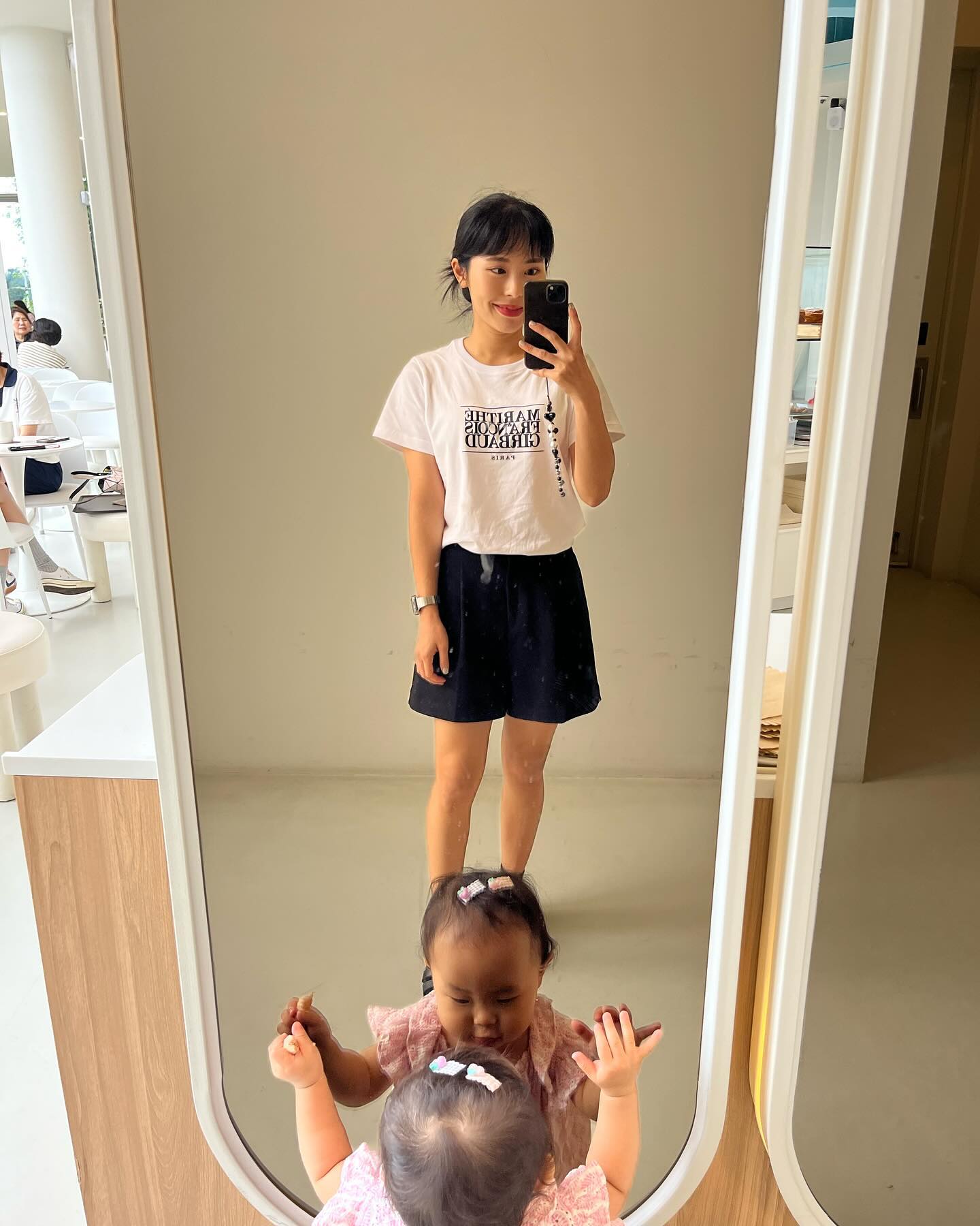 12개월의 서아👶🏻
1-2. 거울을 사랑하는 그녀😉
3-5. 물고기카페 처음 갔는데 너무너무 좋아하는 서아🐟
6. 아😮
7-9. 앵무새 카페.... 서아보다 엄마가 더 무서워하네..ㅠ할머니는 거의 앵무새키우는 사람...🦜