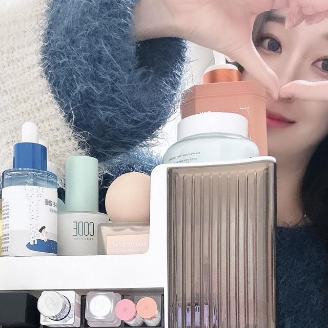  정윤 on Instagram: "#광고 화장대 효자템 루비클 화장품정리함 데려왔습니다 
🧏🏻‍♀️🖤 이태까지 어질러져있던 화장품 .. 차렷🥲

브러쉬존,프라이머존,공간분리 등등 열고 닫는 디자인 
너무 독특하지않나요?! 팔레트 및 쿠션 많은 저는 삶의광명을✨

또한 립스틱 거치대도 있어 편리하게 사용할수있어요
수납이 엄청 넓어서 거의 다 들어간다고 봐야하는..💗

선물용으로도 너무 좋을것같고 수납이 짱짱해서
화장품 많으신분들께 강추드려요 열고닫기도 편해요🫶🏻

깔끔한 화장대 같이 유지해요🙆🏻‍♀️🤍

#협찬 #화장품정리함#화장품정리대#화장대정리함#루비클화장품정리함#RUBICLE화장품정리함#화장품보관함#화장품수납함#화장품진열대#화장품진열장#화장품수납#화장대#뷰티#뷰티템#화장품스타그램"