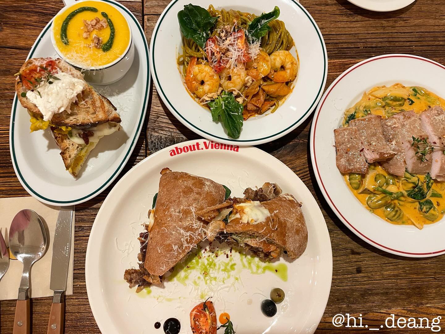ॱଳ͘ 
내가 좋아하는 사람들과
맛있는 점심 먹으러 '어바웃비엔나' 에 왔다

가격대가 있는 편이긴 한데
맛있어서 괜차늠!!

#어바웃비엔나 #뇨끼 #브런치