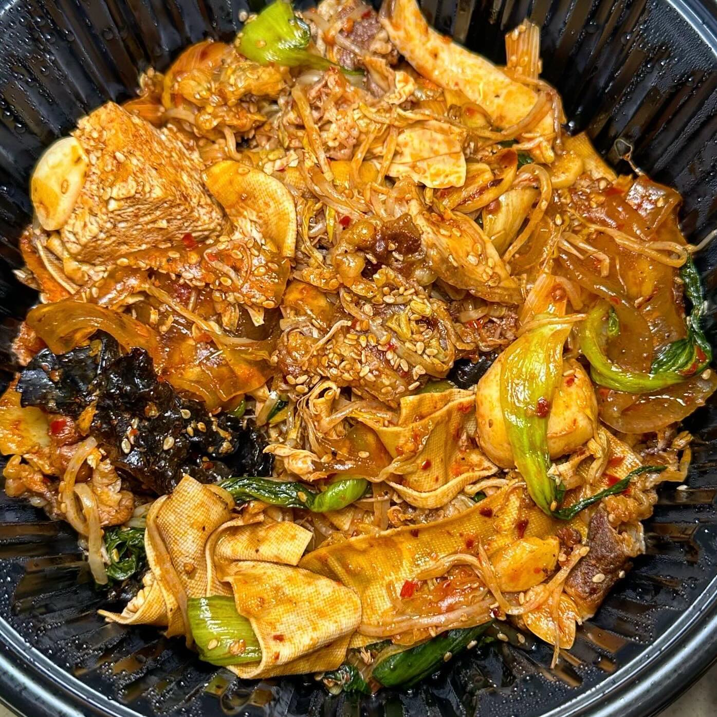 🐽 270번째 메뉴 : 한성대입구역 샹츠마라

한국인이라면 무조건 엄지척 날리는 마라전문점 #샹츠마라
여기 마라탕, 마라샹궈, 꿔바로우 진짜 다 맛있어요!!!

#상츠마라성북구점 
포장배달 전문점이고 한성대입구역에서 가까워요 !
직접 방문해서 포장했는데
배달주문이 엄청 나서 주방에서 폭풍 웍질 중이였어요🏍️
마라탕집은 위생이 큰 이슈인데
샹츠마라성북구점은 주방도 깨끗해서 굿굿 👏🏻👏🏻

🏷️ 마라샹궈
마라샹궈는 맵기와 얼얼한 정도를 선택할 수 있어요
역시 마라샹궈는 흰쌀밥이랑 같이 먹으면 꿀조합 🍯
채소/ 면/ 버섯 등등 들어가는 재료들도 다양해서 
골라먹는 재미도 있어요 〰️〰️

🏷️ 깐풍 통통새우
꿔바로우는 샹츠마라보다 맛있는 집은 없는 것 같아요
인생 꿔바로우 맛집,, 👍👍
이번에 깐풍새우를 주문해봤는데
통통한 새우 + 쫀뜩한 찹쌀피 + 달콤매콤한 소스
이것도 진짜 숨은 메뉴예요 !!!!!
깐풍새우는 고급 중식 요리를 먹는 느낌이여요

마라 땡길때 #샹츠마라 꼭 먹어보세요 
마라애호가가 될 수 있는 마라전문점 추천합니다 ✨

🌠 가게 : 샹츠마라 성북구점
🌠 주소 : 서울 성북구 삼선교로23가길 50 1층
🌠 영업시간 : 11:10 〰️ 22:30