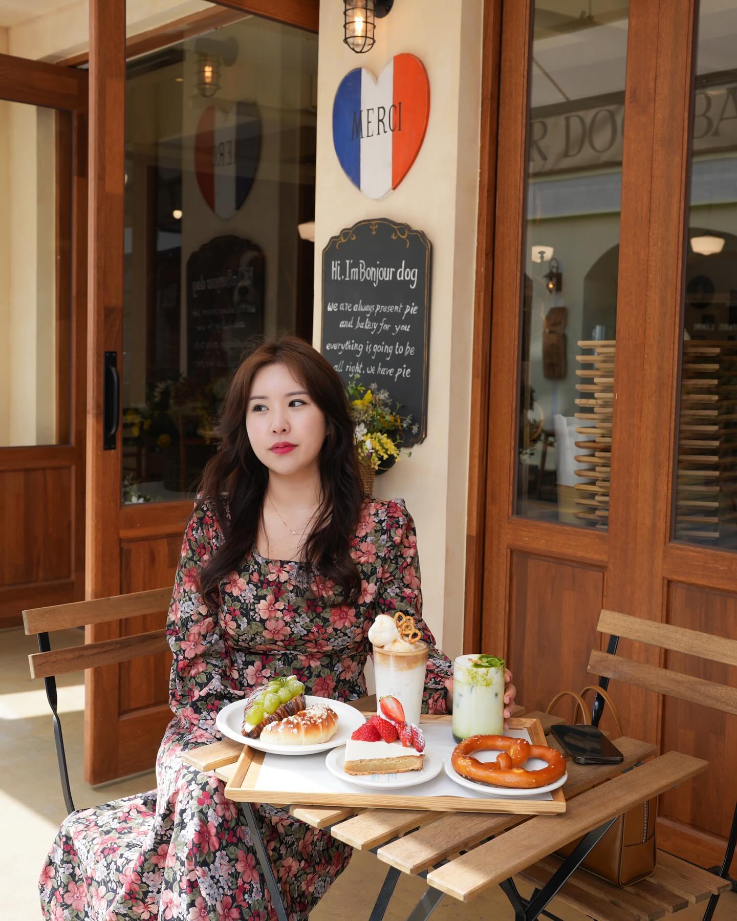 📍봉쥬르도그 베이크샵

빵순이들 당장 달려가야할 충장로 감성 베이커리카페..🥐🥨
인테리어 이렇게 예쁘기있냐구요..😊
유럽느낌 가득해서 완전 빵맛집에 사진맛집이라구요🫢

이제 봄날씨라 특히 테라스 좌석 즐기기 너무 좋았어요…❤️
테라스좋아하는분들은 다들 모이세요
빵 종류도 너무 다양하고 하나같이 다 맛있어서 행복했지요🥨🥐