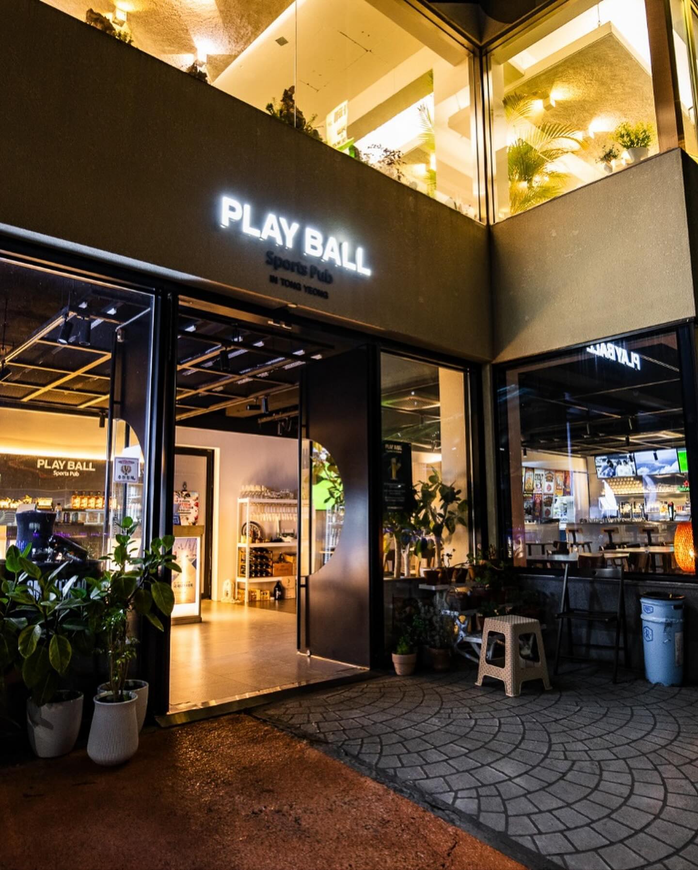 나만 알고 싶은 술집🥂
혼자가도 불편하지 않은 곳
밖은 오션뷰 야경
안에는 갬성적인 분위기 최고👍
술종류가 엄청 다양함
술찌가 가도 사장님이 추천해주시면서
술마다 유래에 대해 설명해주심ㅎㅎ
안주도 싱싱한 해산물로 만들어서 너무 맛있어요😍

(여기 사장님 겁나 예쁘신건 안비밀🤫)

#대구 #통영 #술집 #와인바 #내돈내산 #바다 #오션뷰 #술스타그램 #술 #야경 #여행 #와인 #맥주 #좋아요반사 #좋반 #좋아요 #맞팔 #맞팔환영 #선팔하면맞팔 #선팔 #힐링 #분위기 #겨울 #follow #following #follow4like #likeforfollow #beer #wine #cocktails