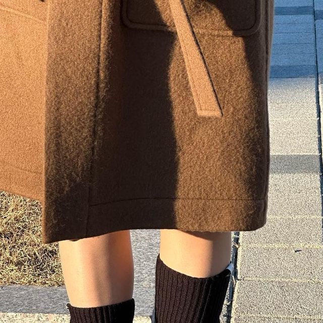 베리🍒 on Instagram: "#광고 추운 날씨에도 따뜻하게 치마 입는 방법🧦 따뜻하고 부드러운 레그워머와 함께♥ <넉넉 2WAY 리브드 니트 레그워머>는 도톰한 골지 니트로 따뜻한데 신축성이 좋아