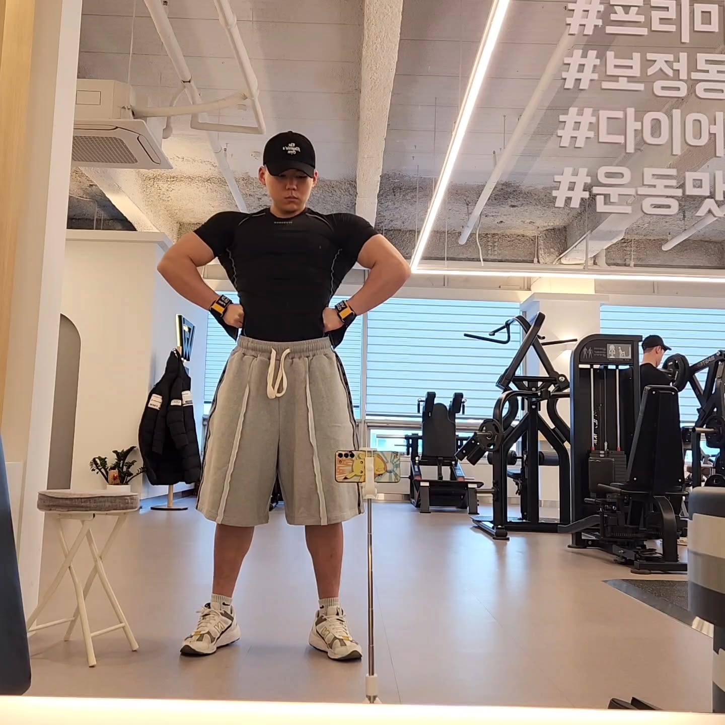 사고 이후로 허리아파서 운동 강도를 못뽑으니
진짜 돼지가 되고있습니다..🐷
식사량은 그대론데 운동강도가 줄어드니
체중이 2키로가 늘었네요..🤣
몰라요 즐길래요 풍만한 뱃살☺️

이때 필요한 짐웨어는 바로 머스콜로!!
컴프레션으로 뱃살은 숨겨주고 지방 가득한 하체는
버뮤다로 가리고 볼살 가득한 얼굴은 못가리지만
모자는 그냥 쓰고!! 오늘도 머스콜로 하세요🔥
muscolo_company
#머스콜로 #머스콜로서포터즈 #짐웨어는머스콜로

상의=머스콜로 컴프레션 숏 슬리브 
하의=머스콜로 로우 엣지 와이드 하프팬츠
모자=머스콜로 블랙 레터링 소프트워싱 볼캡

닭가슴살 thebenefood_official 
베네푸드 인생닭 소금맛 짭잘하니 직이네요👍
#인생닭 #베네푸드
.
.
.
.
.
#잠백이 #오운완 #보디빌더 #보디빌딩 #보디빌딩선수 #바디프로필 #네추럴보디빌더 #헬스장 #헬스트레이너 #다이어트동기부여 #운동하는남자 #헬린이 #헬스타그램 #헬린이의하루 #헬생아 #헬린이그램 #헬창