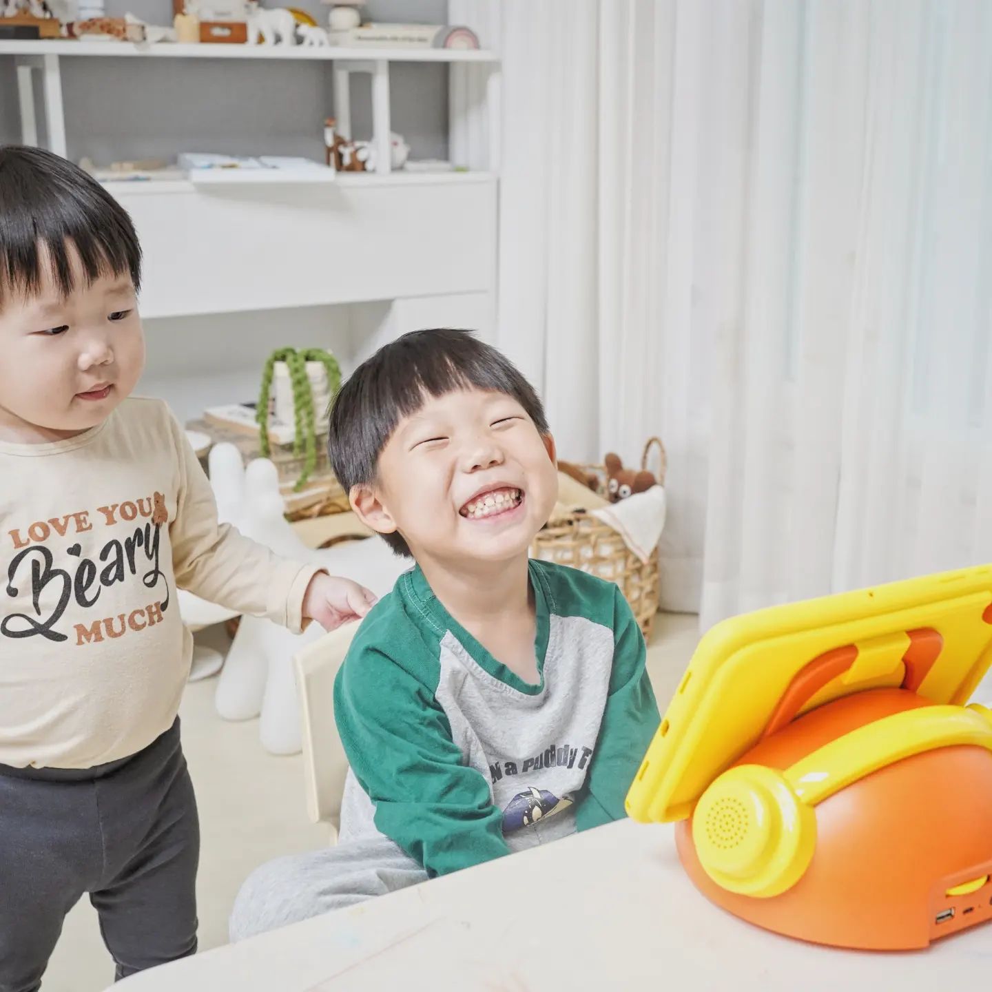 #협찬 #무상대여

드릴학습 구조로 수 연산을
강화한 커리큘럼으로 구성되어 있어서
기초부터 탄탄하게 다져서 연산을 잡아
수학을 점점 쉽게 알아갈 수 있도록
도와주는게 좋았던 엘리하이키즈!

다양한 디지털 교구로 소마큐브나 연산링,
패턴블록, 수타일 등의 다양한 수학의
개념을 습득할 수 있으니 콘텐츠가
풍부한 수학학습을 할 수 있어서 재미있어요!

#엘리하이키즈 #메가스터디교육#유아홈스쿨링#유아학습지#유아스마트학습#유아영어 #메가스터디교육 #유아학습지 #6세학습지 #유아스마트학습 #유아패드학습
