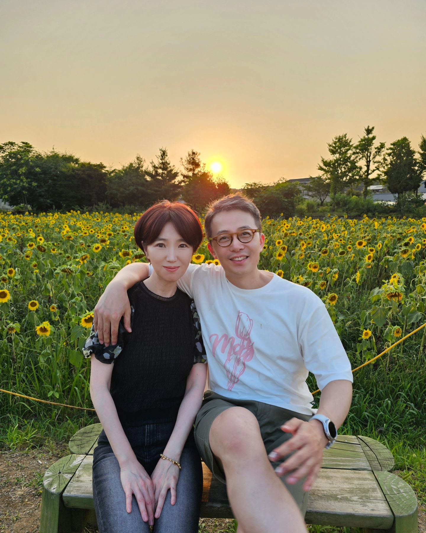 #일상기록 
지난번 남편과 함께 다녀왔던
예쁜 해바라기꽃밭에서 남편과
멋진 사진 남길수 있어서 감사했던..

반려견과 함께 산책 나오신 
예쁜 견주께서 저희 부부 사진을
멋지게 찍어주셔서 덕분에 
추억 하나를 남길 수 있었네요. 
다시한번 감사합니다!! 🙏🙏🥰🥰

정말 아름다웠던 저녁...
사진 보면 그 날이 떠올려지네요.
항상 행복하게 건강하게 살아요!!😘😘
.
.
#아름다웠던저녁 #해바라기꽃밭
#남편과함께 #커플사진 #행복 #예쁜사진찍어주셔서감사해요
