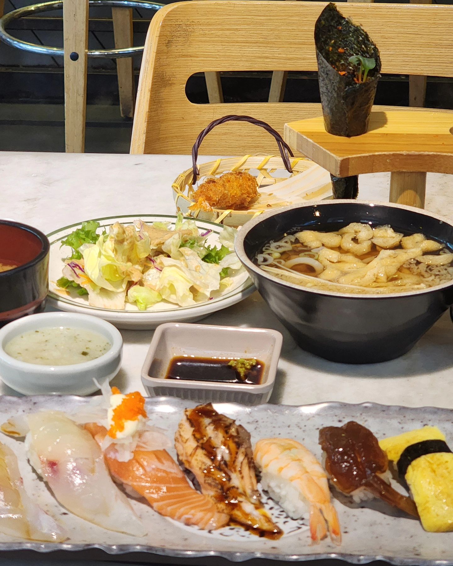 몇개 먹다가 진~~~짜로 맛있어서 리뷰 작성 !
보정동 카페거리 스시센인데
점심특선 17000원 이 이정도!!!
진짜 너무 맛있고 푸짐하다 ㅠ 가게 인테리어도 넘 이쁨!!!!
난 혼자왔지만 분위기가 좋아서 직장인 손님대접, 모임용으로 많이 오시는 것 같다 강추 강추
#죽전카페거리 #보정동카페거리 #죽전맛집 #스시센 #보정동맛집 #분당맛집 #초밥맛집