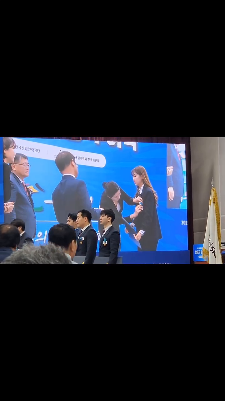 ??: 야 야 쟤 웃참한다
🙇‍♀️장관님이랑 무슨이야기 했게
#비밀유지 #아모담 #미용인 #현생살기