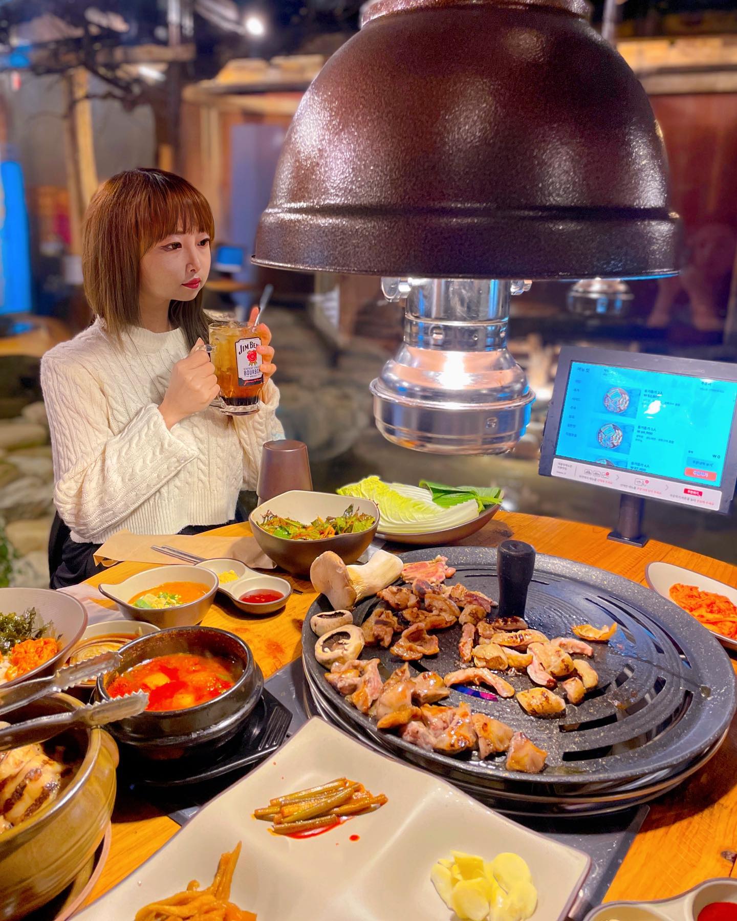 #협찬 분위기부터 운치 있는 교동에 새롭게 생긴 
막창 맛집 달벌생막창!
교동하면 핫플답게 여러 분위기 좋은 술집들이 많은데
막창집 폼 미쳤구요😍

생막창, 생도래창, 생족구이를 한번에 즐길수 있는
세트메뉴에 하이볼 한잔🍹
생도래창은 횡경막부분으로 기름이 많아 빠싹 구워도 질기지 않고 오히려 겉바속촉으로 먹기 딱 좋아요 :)

특별한 장소에서 데이트하며 맛집 즐기기 좋은
교동 ”달벌생막창“! 막창보다 고기를 더 선호 하신다면
삼덕동 ”로산가옥“ 기억하기🤙
dalbeolsaengmakchang 
rosangaok_samdeok 

📍대구 중구 교동길 13-3 13-5 1층
영업시간 : 11:30-22:00
브레이크타임 15:00-17:00
라스트오더 21:30

#교동 #막창맛집 #대구맛집 #대구 #맛집추천 #생도래창 #생막창 #교동데이트 #삼덕동맛집 #대구막창 #교동핫플 #신상맛집 #먹스타 #동성로데이트 #분위기맛집 #동성로맛집 #먹부림