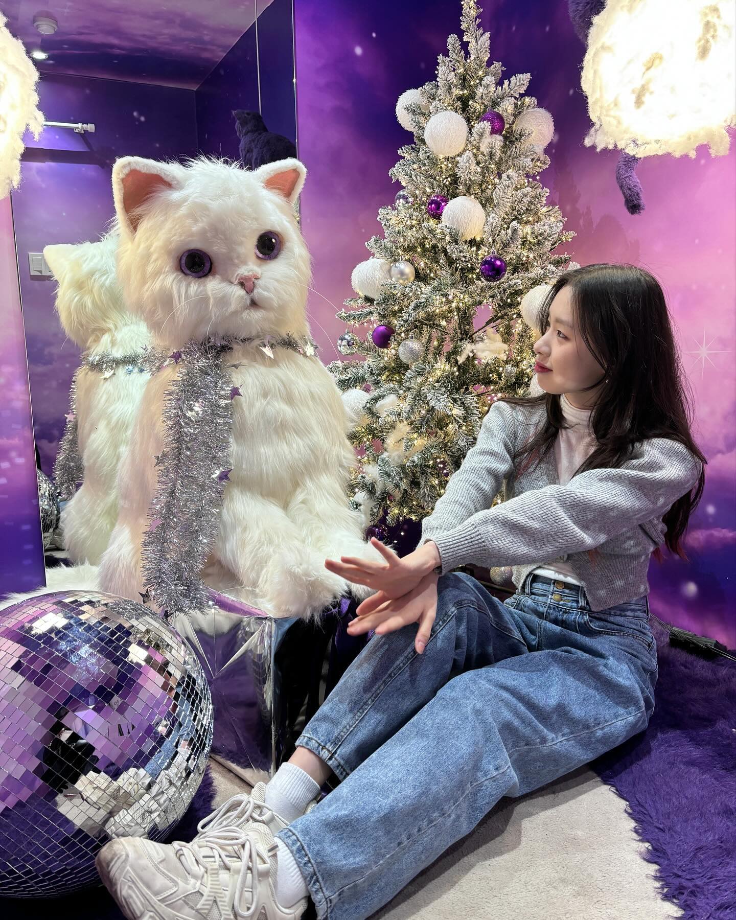 홍대 널디 크리스마스🎄☃️
하얀 트리에 보라색 색감이랑 사진 안 찍고는 못 지나가는거지 그치•••‼️
이브라서 그런지 홍대에 사람 엄청 많더라🤭✨

nerdyofficial 

#홍대크리스마스 #널디 #널디팝업 #크리스마스트리 #고양이