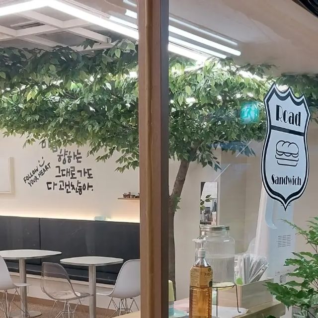 아랍소년김정환 on Instagram: "#광고 체험단 되어어 강남샌드위치 맛집인 로드샌드위치에 가게 되었다. 메뉴판에 있는 여러 샌드위치 중 나는 비건샌드위치와 스파이시치킨샌드위치를 시켰다