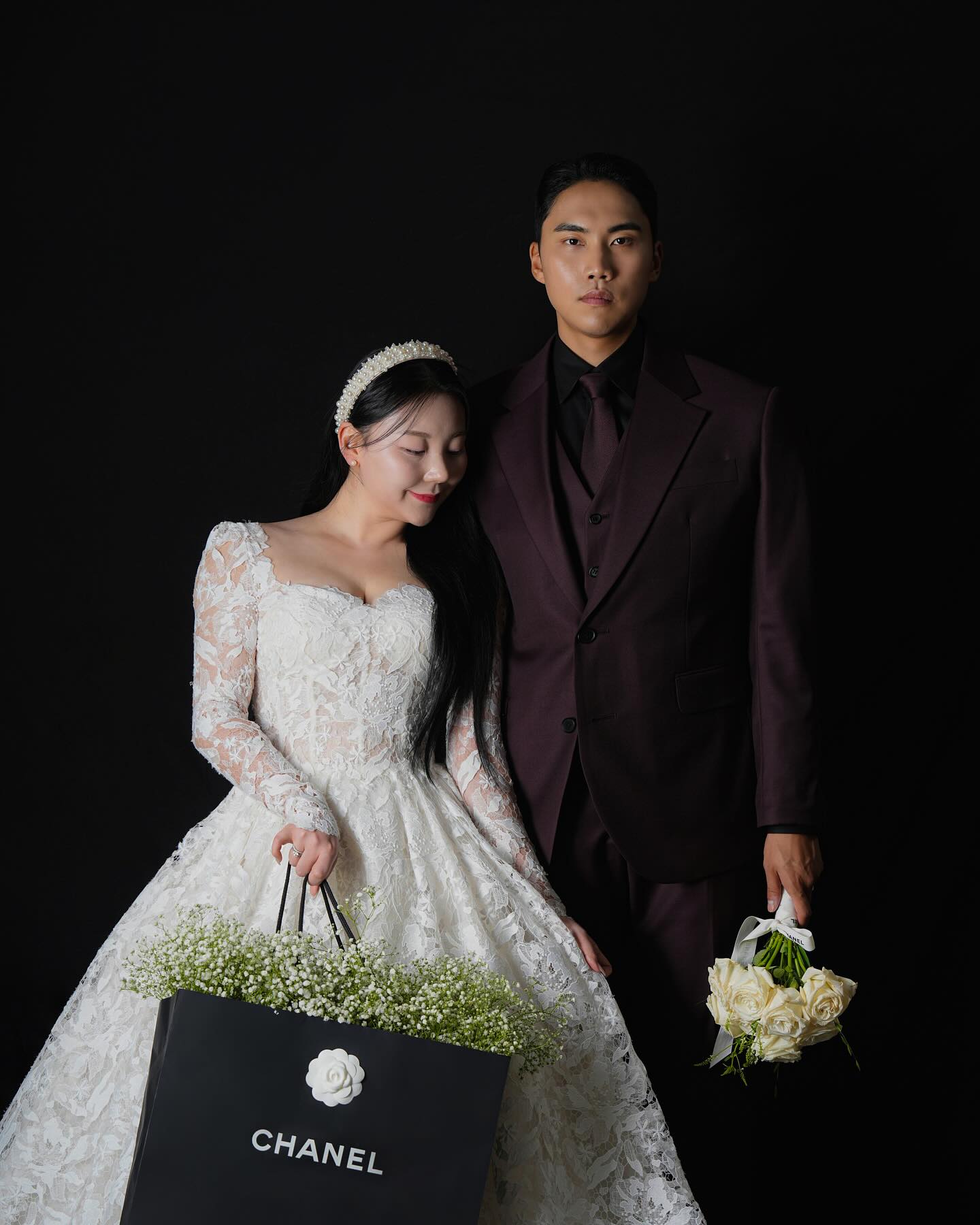 .
생각했던 레퍼런스 그대로 구현됬던 블랙컨셉 💍❤️ 
웨딩사진 찍었지만 보디가드랑 사진찍은듯하다는 …🦍 

#웨딩스냅 #웨딩스튜디오 #웨딩화보