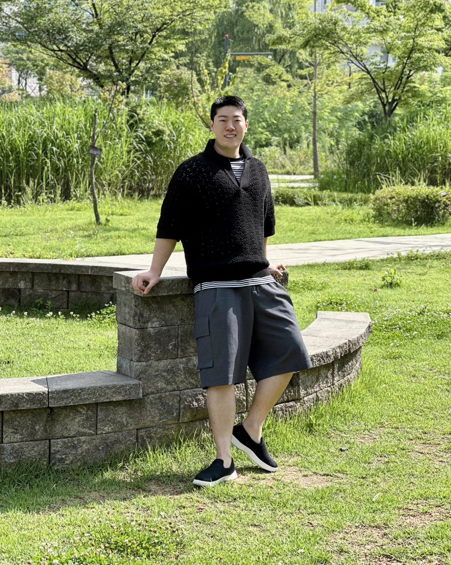 #협찬 여름휴가 D-12 ✈️ ☀️
.
✅️ 놀랍도록 가벼우면서도 편안한 양모 스니커즈는
lemouton_shoes 
#르무통 #남자운동화 👟 🖤
.
르무통만의 독창적인
H1-TEX 메리노울 어퍼 실루엣으로 제작.
발을 감싸는 천연 양모 울이
맨발에도 자극감없이 굉장히 부드러우면서,
겨울에는 단열 효과가 있고
여름에는 땀을 방출하여
4계절 내내 쾌적하게 활용하기 좋은
데일리 스니커즈 추천 아이템
.
✅️ 평소 발등이 높고 발볼이 넓은 타입
맨발 착용 시, 발의 라인을 잡아주는 느낌으로
안정감있게 잘 맞습니다 😆😆
.
.
.
#LEMOUTON #여름코디 #발편한운동화 #르무통스타일2 #르무통_in_호수공원 #아이콘캐스팅