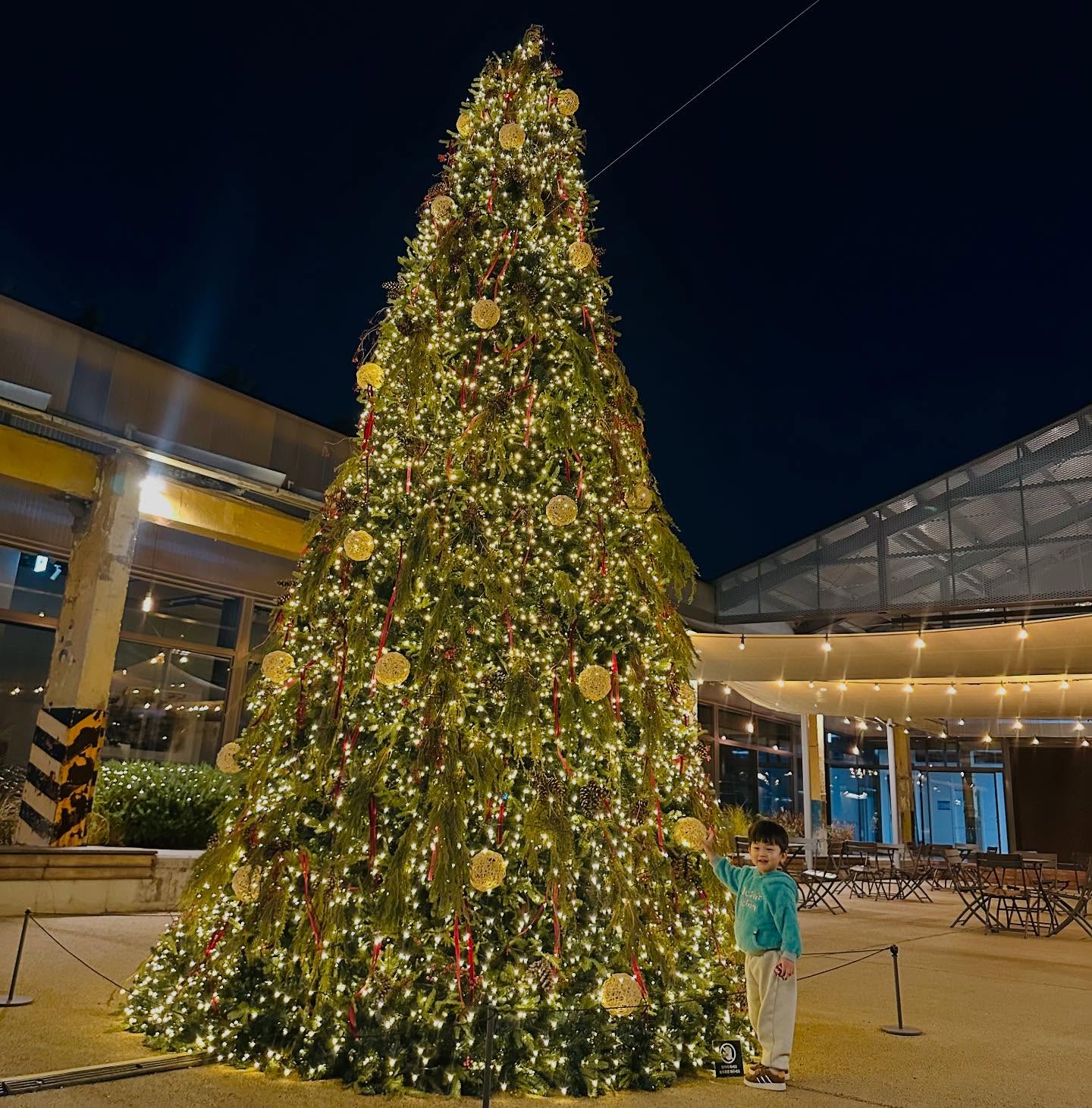 곧 다가올 온이와 함께하는 3번째 크리스마스🎄
올해는 산타 할아버지의 존재를 아는 것 같아 이것저것 준비하기 바쁜 요즘 
어린이집에 보낼 선물 포장하고 케이크 예약도 완료
이제 어디갈지만 정해봐야겠꾼,,,❤️