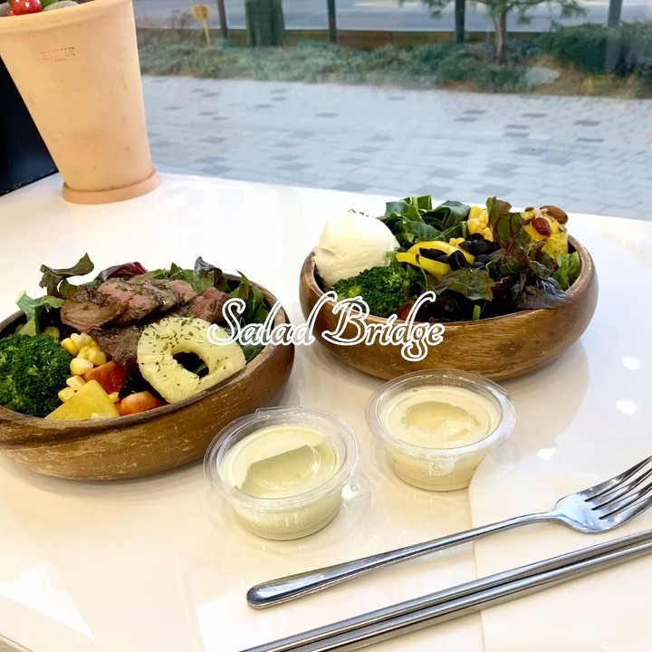 #협찬 #샐러브릿지 
.
.
가까운 곳에 샐러드 맛집이 있었는데 이제서야 발견하다니😮 가끔 운동 끝나고 뭘 먹을지 고민되는데, 솔직히 샐러드 풀떼기만 먹기에는 운동하면서 에너지 소비를 너무 많이 해서 뭔가 든든하고 맛있는 거 먹고 싶고, 또 막상 맛있는 거 먹자니 운동한 게 아까울 때가 있는데, 샐러브릿지는 건강하고 맛있는 음식이라서 안심이 되는 느낌이랄까🙂

이번에 방문한 샐러브릿지는 샐러드만 판매하지 않고 파스타도 있고, 포케보울도 있다. 이번에 내가 𝓟𝓲𝓬𝓴한 메뉴는 수비드 비프 파스타🍝 + 허니 리코타 치즈 샐러드🥗 여러분 한 번 드시지 마시고, 두 번 드시지 마시고, 여러 번 드세요. 진짜 너무 맛있어요… 다만 양이 너무 많아요🫢

우선 수비드 비프 파스타는 사장님께서 매장에서 직접 수작업으로 부채살의 힘줄을 제거해서 그런지 몰라도 고기가 정말 사르르 입안에서 녹는다🥩 심지어 나는 바로 먹지 않고 시간이 한참 지나서 먹었는데도 맛있었다. 그럼 도대체 매장에서 바로 먹으면 얼마나 맛있는 건가요😮 그리고 보통 파스타 메뉴에 나오는 고기의 양은 적어서 간에 기별도 안 가는데, 샐러브릿지는 고기 양도 칭찬해👏🏻👍🏻👏🏻 

두 번째 허니 리코타 치즈 샐러드🥗 양이 너무 많아서 샐러드만 먹어도 배불러, 아니 다 못 먹겠어😭 치즈도 많이 주시고, 단호박도 같이 나와서 정말 배가 엄청나게 부르다는… 그리고 야채도 아낌없이 주신다. 그리고 분명 풀떼기인데 맛있옹, 소스도 한몫하는 거 같다🙂 (참고로 고기 찍어 먹을 수 있게 주신 소스, 시중이 파는 알새우칩 찍어 먹으니깐 그것 또한 맛있다👍🏻)

여러분 더 이상의 설명은 필요 없어요, 우선 드셔보세요. 추천 또 추천입니다👍🏻 포장도 가능하고 배달 어플로도 주문 가능해요! 마지막으로 샐러브릿지 사장님도 정말 친절하시다는!! 대박 나세요🙌 맛있는 음식 감사합니다☺️ .
.
📍샐러브릿지
서울 강서구 화곡로 350 (화곡동 1111, SJ라벨라) 1층 102호
⏰ 매일 11:00 - 21:30
☎️ 0507-1331-7619
🚘 주차가능
.
.
▫️수비드 비프 파스타 (₩11,900)
▪️허니 리코타 치즈 샐러드 (₩8,900)

#강서구청샐러드 #화곡동샐러드 #강서구맛집 #가양역맛집 #강서구청맛집 #샐러드맛집 #파스타맛집 #포케맛집 #리뷰노트
.
.
이 글은 리뷰노트를 통하여 본 업체에서 제품 또는 서비스를 제공받아 작성된 글 입니다.