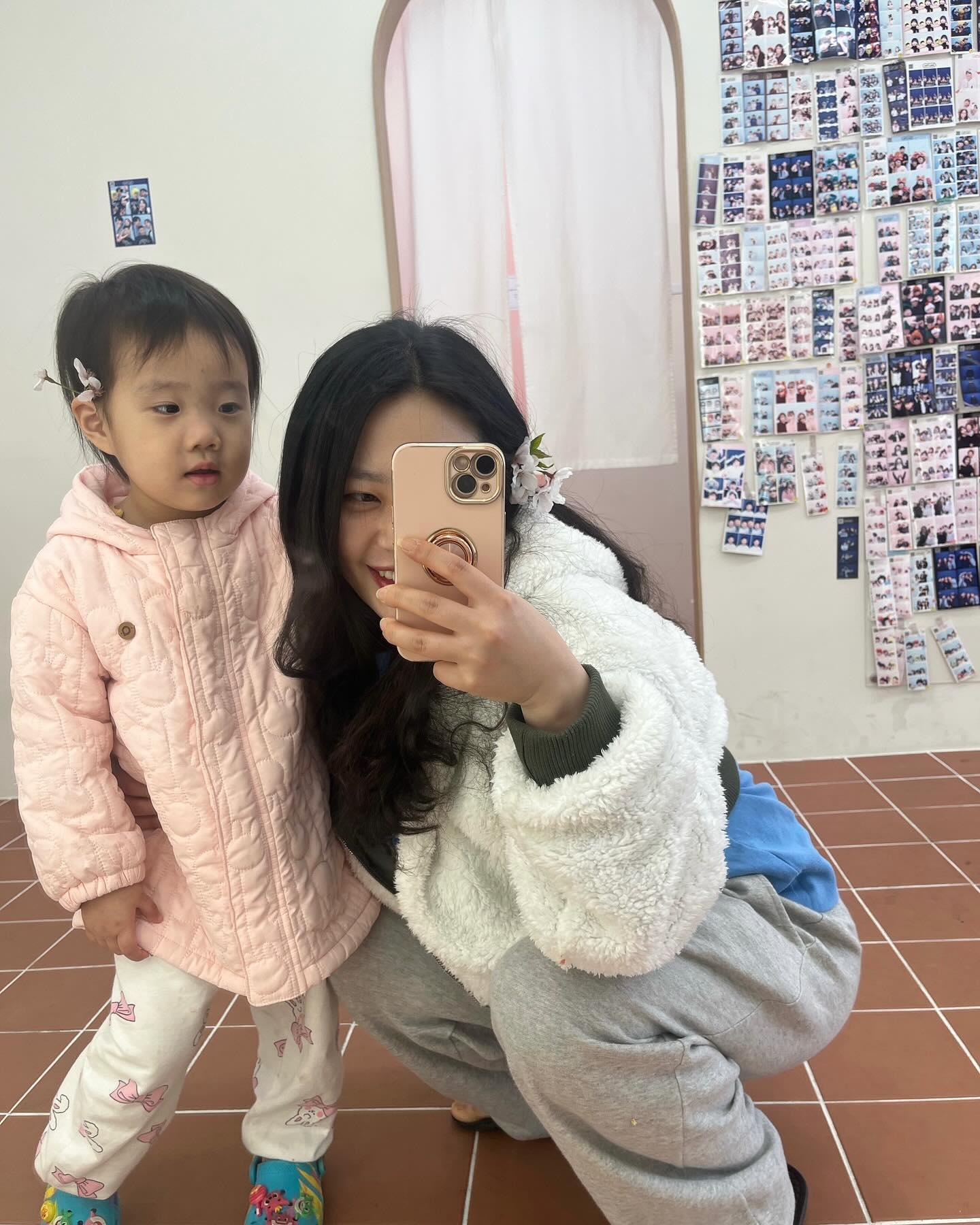 자다 일나서 씻지도 않고 
3살 울 애기랑 데이트ㅋ🌸
 
찰칵 소리에 자동 표정 나오는거 보면 내 핏줄 확실해 장쓰💕
