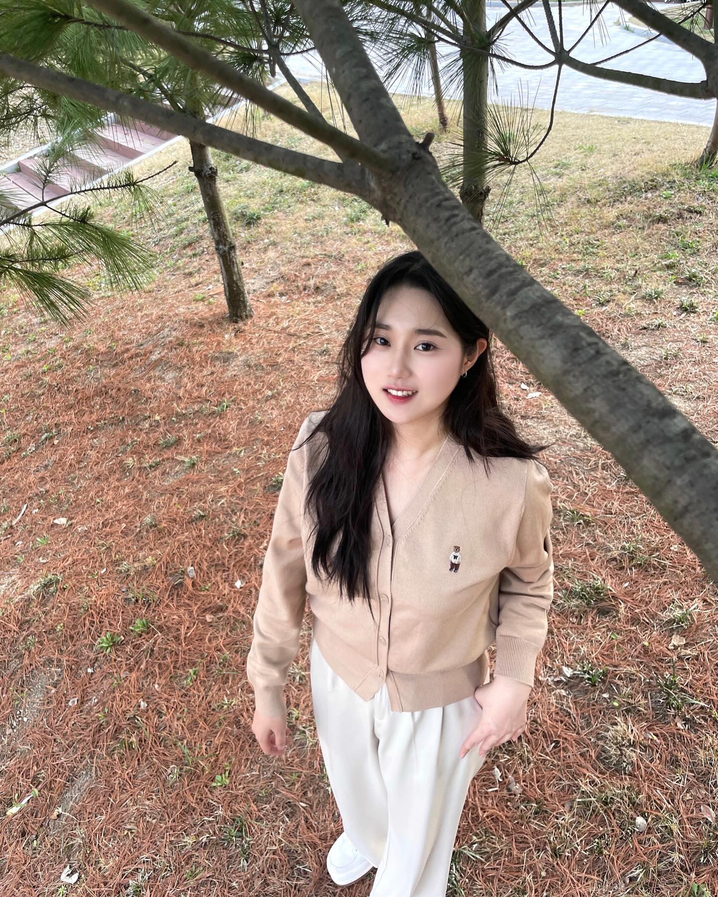#협찬 whoau_ootd whoaukorea 
[후아유-스티브 V넥 클래식 가디건]
밑단 시보리로 허리를 잡아줘서 더 얇아 보인댜 ~ 👀
또 너무 부드러웃 터치감과 깔끔한 다자인으로 출근룩, 개강룩으로도 찰떡 ~ 🫶🏻
✔️후아유 지그재그 전용 상품으로 디자인 설계 되었댬니댜 
#후아유 #WHOAU
#가디건 #곰돌이가디건 #여자가디건