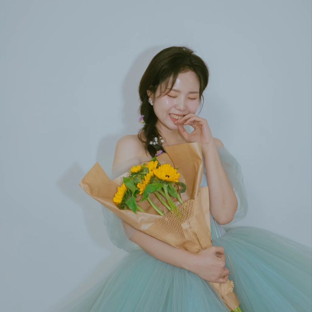 스튜디오 촬영 넘 잘 나와서 올려봅니다 😊 지금이 내 인생에 가장 예쁘고 어린 나이니까, 남겨보고 싶었던 사진
결론적으로 너무 잘 찍었다고 생각하구 스튜디오 안 했으면 여러모로 많이 아쉬웠을 것 같아요.

사진은 아직 보정본이 안 나와서
전부 원본! 근데도 이쁘쥬?🥹

여러 스튜디오 알아봤는데
요즘 광주에서는 #원규스튜디오광주 여기서 제일 많이 찍는다고 친한 언니가 추천을 해줘서 인스타 한참 염탐을 했는데 웬걸.. 사진이 너무 예뻤어요 ㅋㅋㅋ 다들 모델이시네~!! 한껏 기대하고 방문했는데 드레스도 정말 예뻤고 깨끗했고. 진짜 관리 잘 되고 있는 느낌! 무려 누브라도 준비되어있어 아주 놀라웠던 부분입니다.
(내꺼 따로 챙겨갔지만 혹시라도 까먹었을 때 넘 유용할 것 같음)

촬영 분위기도 활기차서 배고픔과 추위도 잊고 재미있게 찍을 수 있었어요. 수많은 예비신부 예비신랑님들께 적극 추천드리고 싶은 스튜디오

아무래도 찐후기 찾기가 쉽지 않으니 인스타에 길게길게 남겨봅니다.

#원규스튜디오광주 형범 실장님, 채림 헬퍼님과 함께했던 #광주웨딩촬영

 #광주웨딩화보 #광주웨딩스튜디오 #광주사진촬영 #광주웨딩화보 #광주웨딩드레스 #광주커플화보