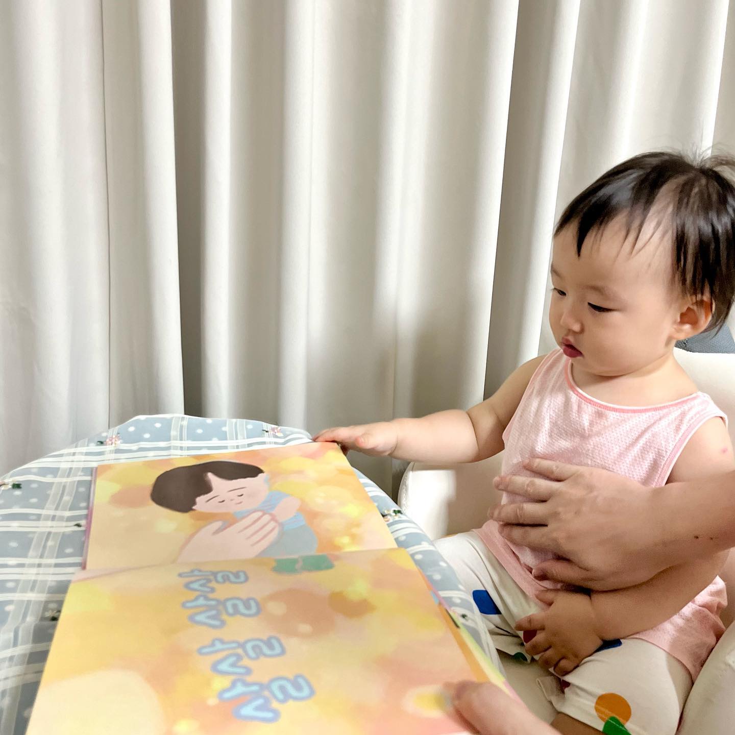 #제품제공 #책서평
꼬마이실의 새로운 그림책
📔엄마 손은 약손
마음 따뜻해지는 그림과 따스한 색감의 책이에요!

“엄마 손은 약손” 정말 마법같은 주문이잖아요?
어릴때 저도 친정엄마의 엄마손은 약손으로
몸과 마음이 치유된 기억이 많은데 (՞⸝⸝o̴̶̷̥᷅ ̫ o̴̶̷̥᷅⸝⸝՞)
이제는 내가 엄마가 되어 나의 아기를 쓰다듬으며
엄마손은 약손을 말해주니까 마음이 찡해지는거 있죠?💕

엄마가 있어 늘 안정이 되고, 엄마가 있어 행복함을 느꼈던 그 감정을
이제는 나의 아기에게 그대로 전달해주며 이 책을 읽어주었어요.
따뜻함과 감동이 가득한 엄마손은 약손 ♥

아기그림책이지만 어른의 마음까지 몽글해지는 책으로 추천해요:)

#꼬마이실 #추천그림책 #그림책추천 #엄마손은약손 #유아그림책 #가족그림책 #신간도서 #신간그림책 #아기그림책 #책육아 #책스타그램 #서평 #서평단 #육아맘 #육아일상 #15개월아기 #육아스타그램 #예비맘 #맘소통