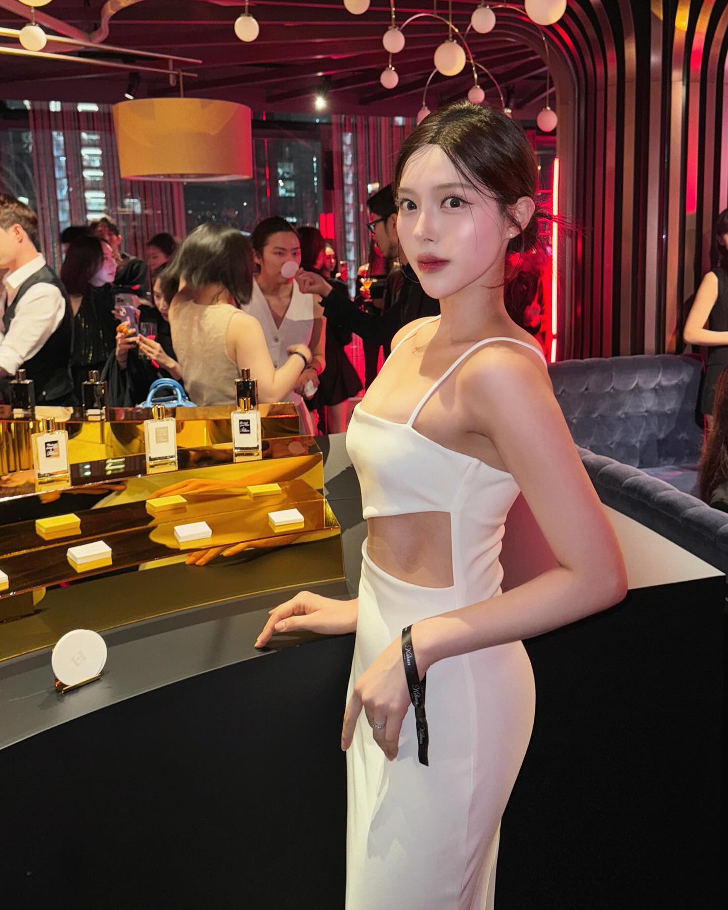 kilianparis kilianhennessy 🌟🥂
#dontbeshy 🫣 #kilian #kilianparis 
.
.
.
.
.
.
.
.
.
.
.
.
.
#킬리안 #킬리안향수 #드레스 #돈비샤이 #헤어 #메이크업 #여의도 #청담 #데일리메이크업 #협찬 #디엠 #맞팔 #선팔 #광고모델 #뷰티모델 #촬영문의 #촬영메이크업