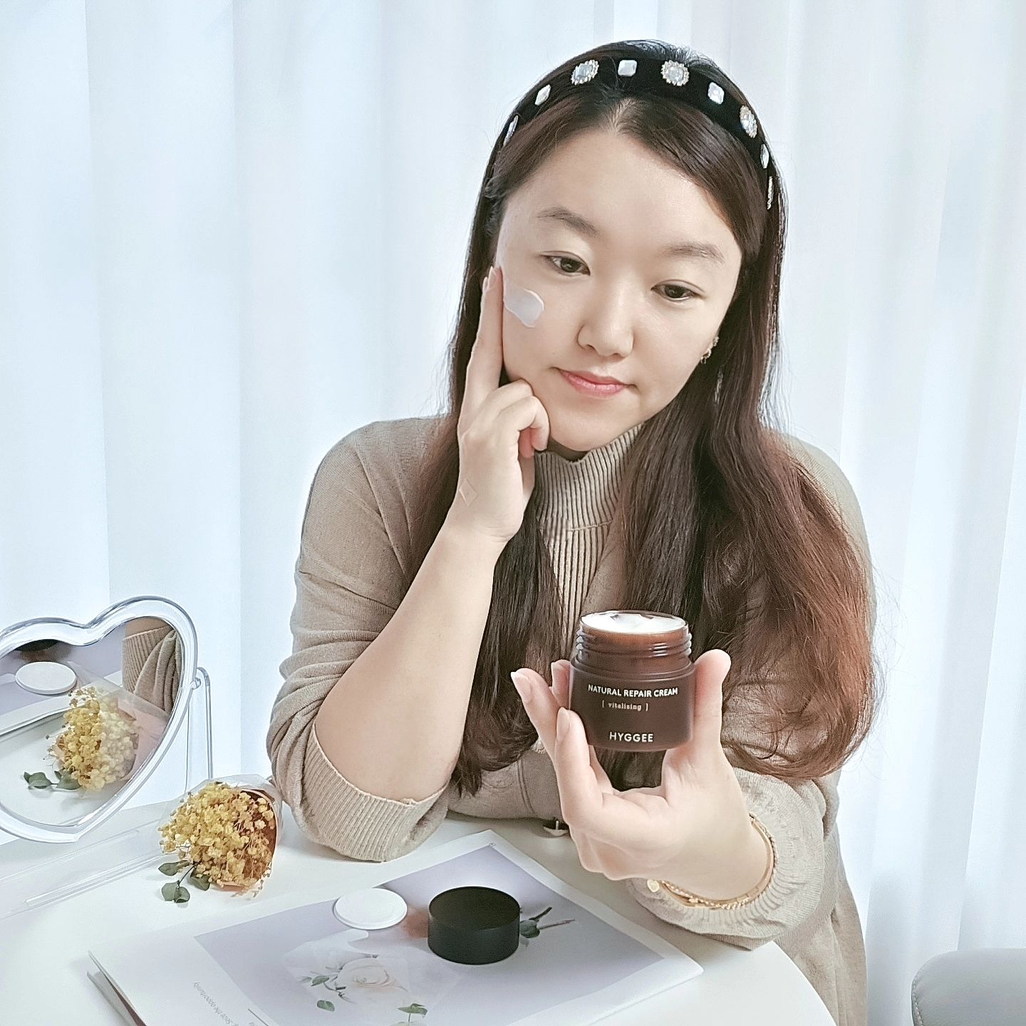 #협찬
나이는 한 살 더 먹었지만 늘 예뻐보이고 싶은 마음
저만 그런가욧?!🤭ㅎㅎ
피부 나이는 한 살 더 먹지 않길 바라면서
🌿휘게 내추럴 리페어 크림으로 열심히 관리하고 있어요~
.
동물유래성분, 인공향료, 인공색소 zero!
홍삼추출물과 3종 Exo-Barrier Complex™의 시너지 효과로
피부 에너지 활성화를 도와주는 슬로우에이징크림이랍니다 :)
.
스킨케어 마지막에 사용 중인데
베이지톤의 쫀쫀한 제형이 부드럽게 펴 발리면서 빠르게 흡수되어 끈적임 덜하면서 풍부한 보습감만 남아 촉촉하게 마무리되니까 산뜻해서 좋으네욤😊
.
탄력과 보습 더블 케어가 되는 식물 유래 펩타이드 함유로
바르면 바를수록 피부 속부터 탄탄하게 차오르는 게 느껴져
건강한 피부결이 되는 건 시간문제인듯ㅎㅎ
.
안티에이징 케어!
피부 속 근본부터 케어해주는 복합 슬로우에이징 크림
휘게 내추럴 리페어 크림으로 건강하게 케어해 보시길 추천드려요💕
.
지금 할인 이벤트도 진행중이니 놓치지 마세요~
🎀신제품 출시 기념 할인 이벤트🎀
✔️ 2024년 1월 3일~12일
✔️정가 35,000원의 50% 할인된 가격 17,500원 구매 가능
.
.
.
#슬로우에이징 #장벽강화 #밀쫀보습크림 #식물성엑소좀
#퍼밍케어 #탄력보습 #비건인증 #탄력크림