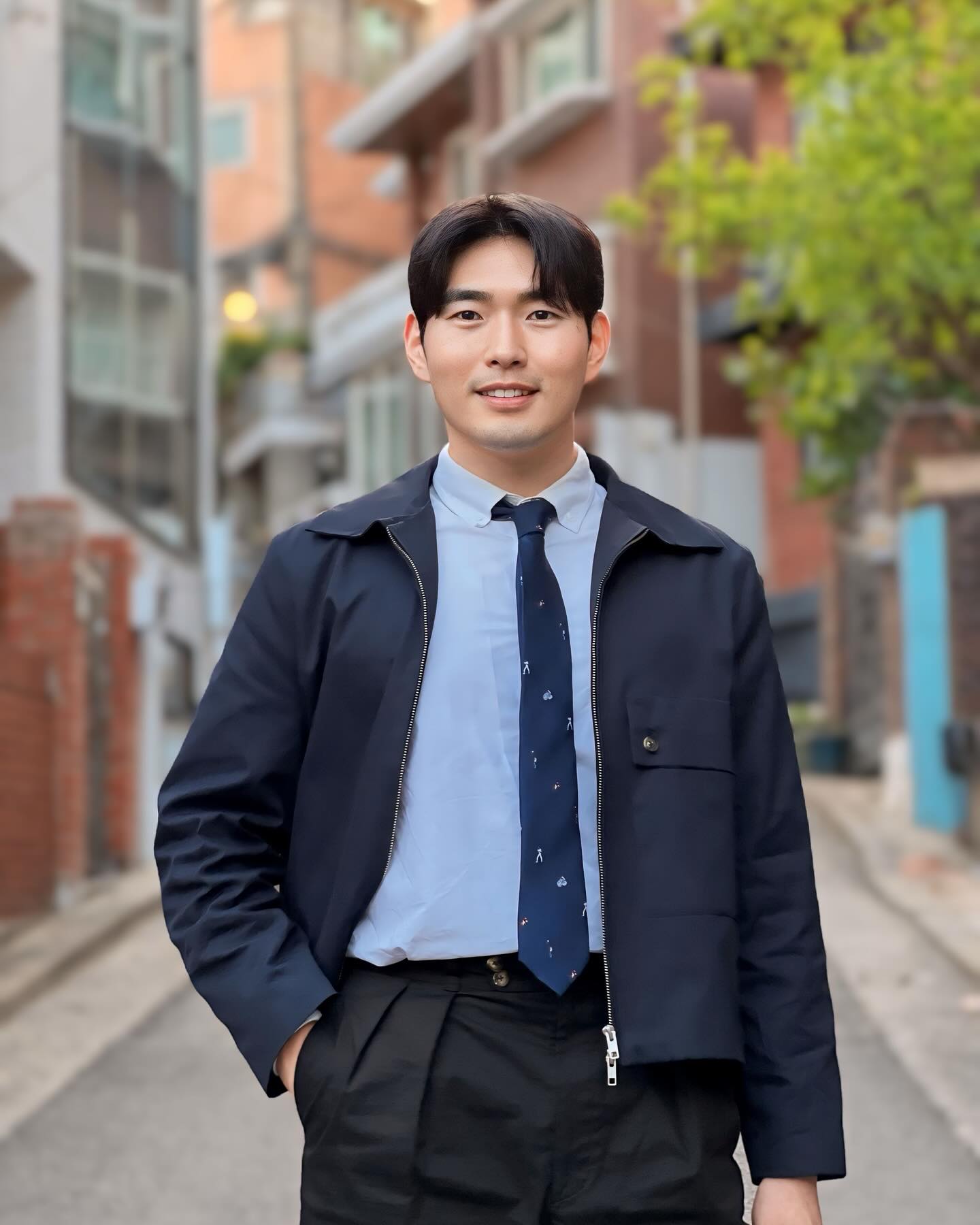 비즈니스캐주얼, 스마트캐주얼이라는 이름으로 수트에서 벗어난 대한민국 직장인. 그럼에도 직장이라는 딱딱한 환경과 문화에서 반바지까지 입기에는 아직 갈 길이 먼 것 처럼 느껴집니다.

그런 점에서 반바지지만 아주 정갈하고 깔끔한 코디를 해봤습니다. 작년 밀라노에서 저의 체면을 세워준(!) trend.ition 의 쇼츠와 블루종입니다. 분명 반바지이지만 수트처럼 깔끔하고 캐주얼한듯 포멀한듯 아슬아슬한 줄타기를 완벽하게 해낸 모습입니다.

사실 요즘 버뮤다 팬츠나, 프랩스터 팬츠처럼 통이 넓고 캐주얼한 쇼츠가 유행하는데, 저의 취향은 아무래도 이쪽입니다. 모음지기 비즈니스 캐주얼이라 함은 비즈니스를 하는데 지장이 없는 정도로 격식은 조금 차려야한다고 생각합니다. 보통 캐주얼 아이템으로 인식이 박혀있는 반바지를 격식있게 빚어낸 트랜디션. 역시 테일러가 만든 반바지 답습니다.

사실 블루종에 대해서도 이야기가 많았습니다. 제가 착용한 것은 L size인데, 평소 XL size를 입는 체격이다보니 고민이 많았습니다. 그러나 트랜디션의 반바지와 함께 매치하고 깨달았습니다. 평소처럼 XL size를 입었다면 조금 더 여유롭고 더욱 캐주얼하게 느껴지게 될 것 같아 L size로 고집을 좀 부려보았습니다. 

그 결과, 이것이 트랜디션이 추구하는 방향의 착장이 아닐까.
수트 말고, 테일러가 만든 코디셋트란 이런것이 아닐까.

블루종/쇼츠 trend.ition 

#비즈니스캐주얼 #직장인스타그램 #직장인코디 #직장인코디룩 #30대남자코디 #블루종 #블루종자켓
