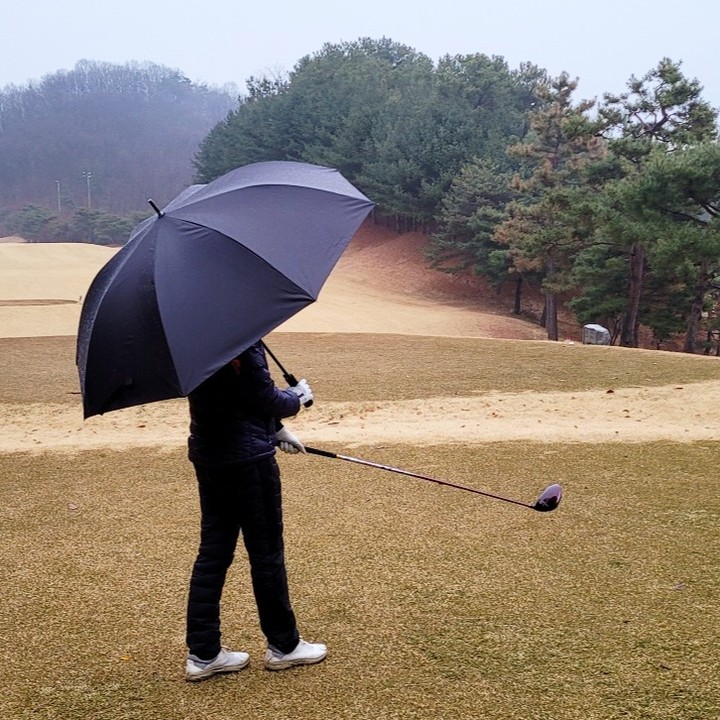 다가오는 여름 무더위 속 라운딩 어떻게 버티실 생각이죠?🌞
---
골프 우산의 정석, 지름 130cm의 넉넉한 크기로 완벽하게 암막이 되어
체감온도를 💧최대 8도💧까지 내려주고
무게가 300g대인 초경량 대형 uv 차단 골프 양산이면 걱정 끝❌
---
필드에서 애매한 색깔이나 화려한 무늬보다 
검정에 심플한 로고 하나 박힌 요 아이로 무난하고 오래동안 사용해봐요❤️

📍 초경량 대형 uv 자외선 차단 경량 골프우산 골프장우산 골프양산_ 44,900원

🔎이런 분들께 추천드립니다🔎
⭐️ ​UV차단 골프우산을 찾고있을 때
⭐️ 가벼운 장우산을 찾을 때

#골프우산 #UV차단골프우산 #초경량골프우산 #골프 #골프스타그램 #골린이 #라운딩 #골프패션