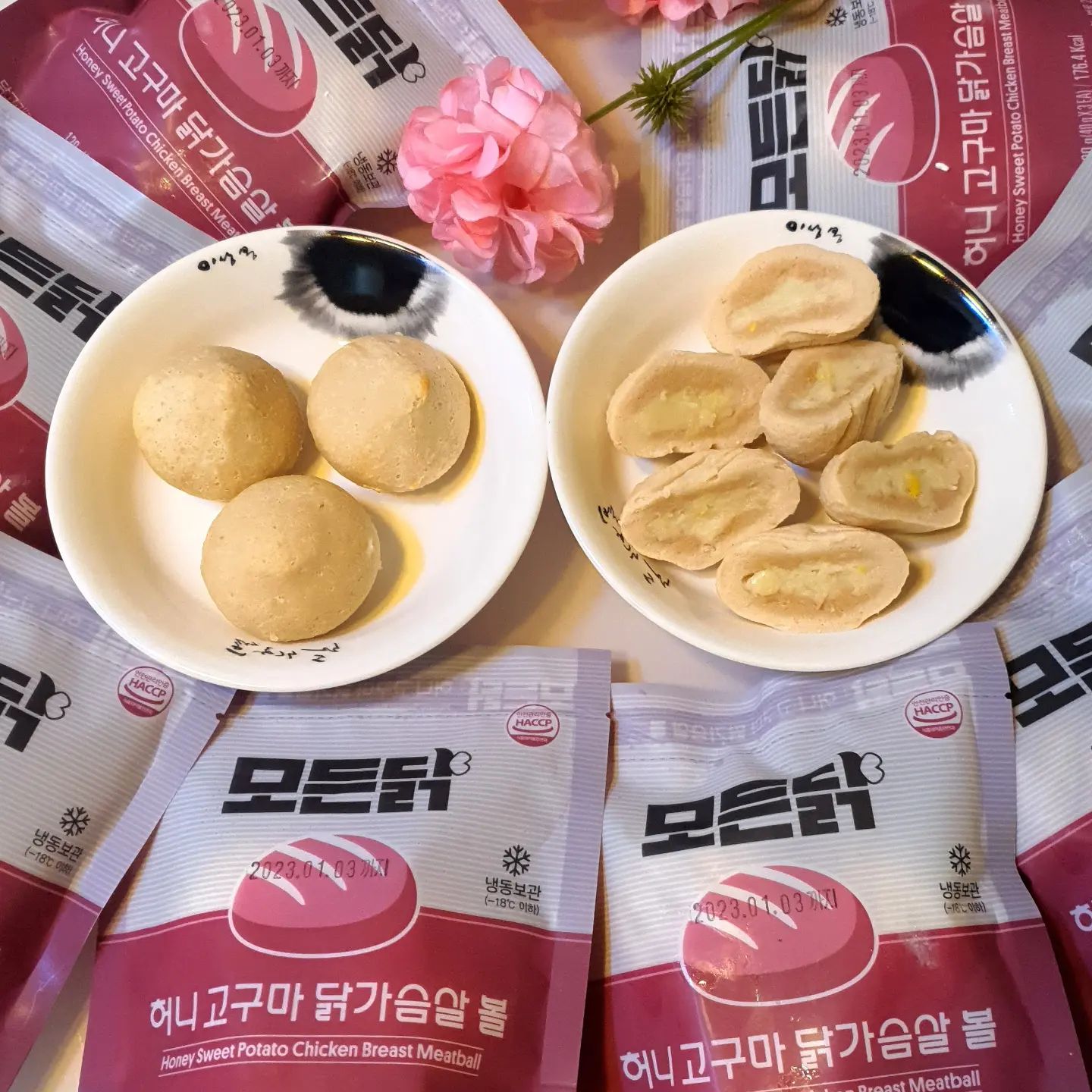 오늘 저녁으로 먹은 달콤 고구마가 잔뜩 들어간 닭가슴살볼❤️
#협찬 #닭가슴살볼 #모든닭

겨울은 내게 있어 맛있는 건 많고 춥다보니 다른 계절보다 덜 움직여서 살이 뒤룩뒤룩 찌는 계절인데🥲

다이어트 겸 헬스장에 다녀오면 기진맥진해서 뭘 차려먹기도 귀찮고 운동한 게 아깝기도 해서 늘 망설여진다😭

그런 나에게 빛과 같은 존재였던 닭가슴살볼은 허기와 단백질 그리고 달달함까지 가득채워주었는데🥰

🗨허니고구마 닭가슴살볼
볼로 되어있어서 퍽퍽하지 않고 굉장히 부드러우며 고구마가 함께 들어있어서 더욱 맛이 좋았다🤗

봉지로 되어있어서 들고 다니기도 편하고 에어프라이기에 구워 먹으니 치킨 먹는 느낌도 나서 좋았다🙊

앞으로도 종종 애용해서 올겨울에는 꼭 다이어트에 성공해야겠다😆

modndak

💟 허니고구마 닭가슴살볼
💟 모든닭
💟 자사몰

#업체로부터제공받은제품입니다 
#닭가슴살브랜드 #운동용닭가슴살 #닭가슴살큐브 #헬스닭가슴살 #다이어트식단추천 #맛있는닭가슴살 #닭가슴살추천 #먹스타그램 #맛스타 #먹팔해요