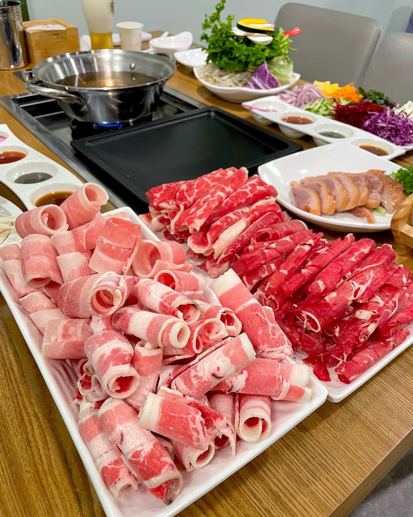 #협찬 📍#퀸즈가든 

무한리필 샤브샤브 전문점으로 유명한 퀸즈가든이
강남, 잠실점에 이어 양재점에도 오픈했어요😆

샤브샤브도 먹고
구이도 먹고 
월남쌈도 먹을 수 있어서 엄청엄청 푸짐해요!
칼국수와 죽까지... 배 터지는 줄 알았어요😊

월남쌈에는 오리고기가 잘 어울리는데
고기 퀄리티도 대박이라서 
추가해먹었답니다! 

야채도 신선하고, 재료들도 알차요~!

퀸즈가든은 KBS2TV 생생정보 방영 맛집이고
샤브샤브 좋아하는 여자들 뿐 아니라
구이를 좋아하는 남자들까지 
모두의 입맛을 다 잡을 수 있는 맛집이에요😁

✔️디너스페셜 (34.9 /1인)
소고기샤브, 차돌박이, 삼겹, 우삼겹, 훈제오리 모두 무한리필!

✔️맥주 무한리필 (6.0 /1인)
잘못 따라서 거품 크림만 가득.. ㅋㅋ 

육천원 추가시 테라 생맥주까지 무한리필로 드실 수 있어요!

매장이 넓어서 회식이나 모임하기에도 좋을 것 같아요! 
배달의민족, 쿠팡이츠, 요기요로도 배달 가능해서
집들이나 홈파티로도 즐길 수 있어요~

📍서울 서초구 남부순환로350길 30 2층
⏰매일 11:00-21:50

#생생정보맛집 #강남역점심 #강남역샤브샤브 #잠실샤브샤브 #양재역샤브샤브 #양재동샤브샤브 #양재역회식 #양재역점심 #양재역모임 #양재역맛집 #양재역월남쌈 #잠실맛집 #강남맛집 #강남월남쌈 #잠실월남쌈 #강남역회식 #강남역모임 #방이동샤브샤브 #방이동점심 #방이동회식 #방이동모임 #강남데이트