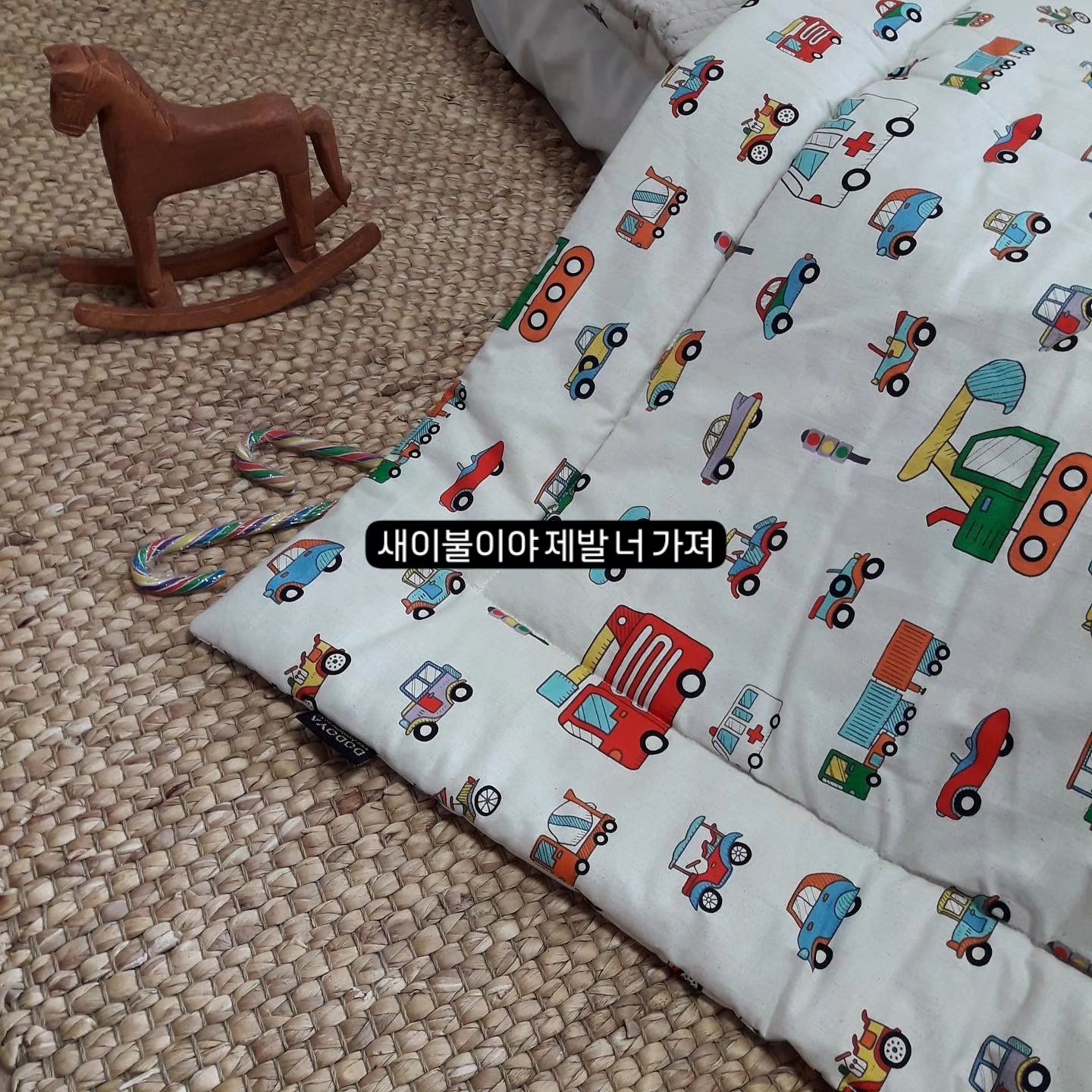 그노무 애착이불이 뭐라고🤦🏻‍♀️
 ⠀⠀⠀⠀⠀⠀⠀⠀⠀⠀⠀⠀⠀⠀⠀⠀ 
10년도 더 된 너덜너덜해진 이불, 얼굴만 빼꼼 꺼내놓고 자면서
땀 뻘뻘 흘리길래 이불 걷어줬더니 지 이불 뺏어갔다고 서럽게 울고불고 난리를 치길래 다시 덮어줬더니 그게 시작이었다
이불 덮고 자려니 자기도 덥긴 한갑지? 
징징대고 울고 발로 나 때리고를 새벽 4시까지 무한반복….
나만 잠 못자고 나만 니킥맞고 나만 돌아버리는줄,  너 이불압수