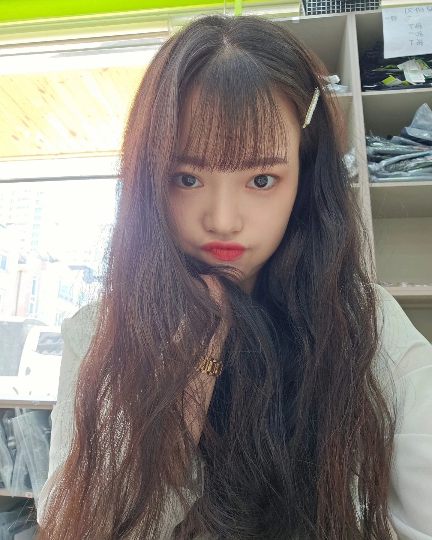 사진 찍으면 늘 같은 표정 😗