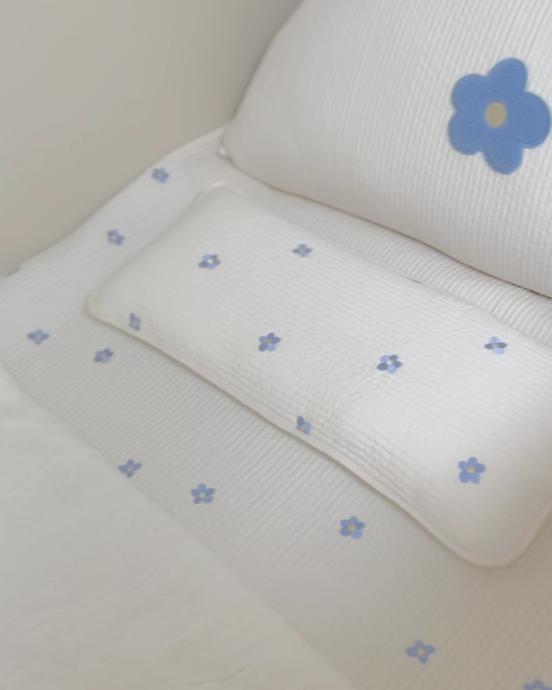 🫶🏻

이번에 산 이불 넘 맘에든다
베베밍셋트💙
아들인데 꽃무늬괜찮을까 싶었는데
걍이뿜 :)
특히 다우니퍼 따숩고 부드럽고 좋음..
패드도 부들부들 촉감도 좋아서 또 여기서 구매할예정
🩵💙🩵💙

🏷️ vivienda_official