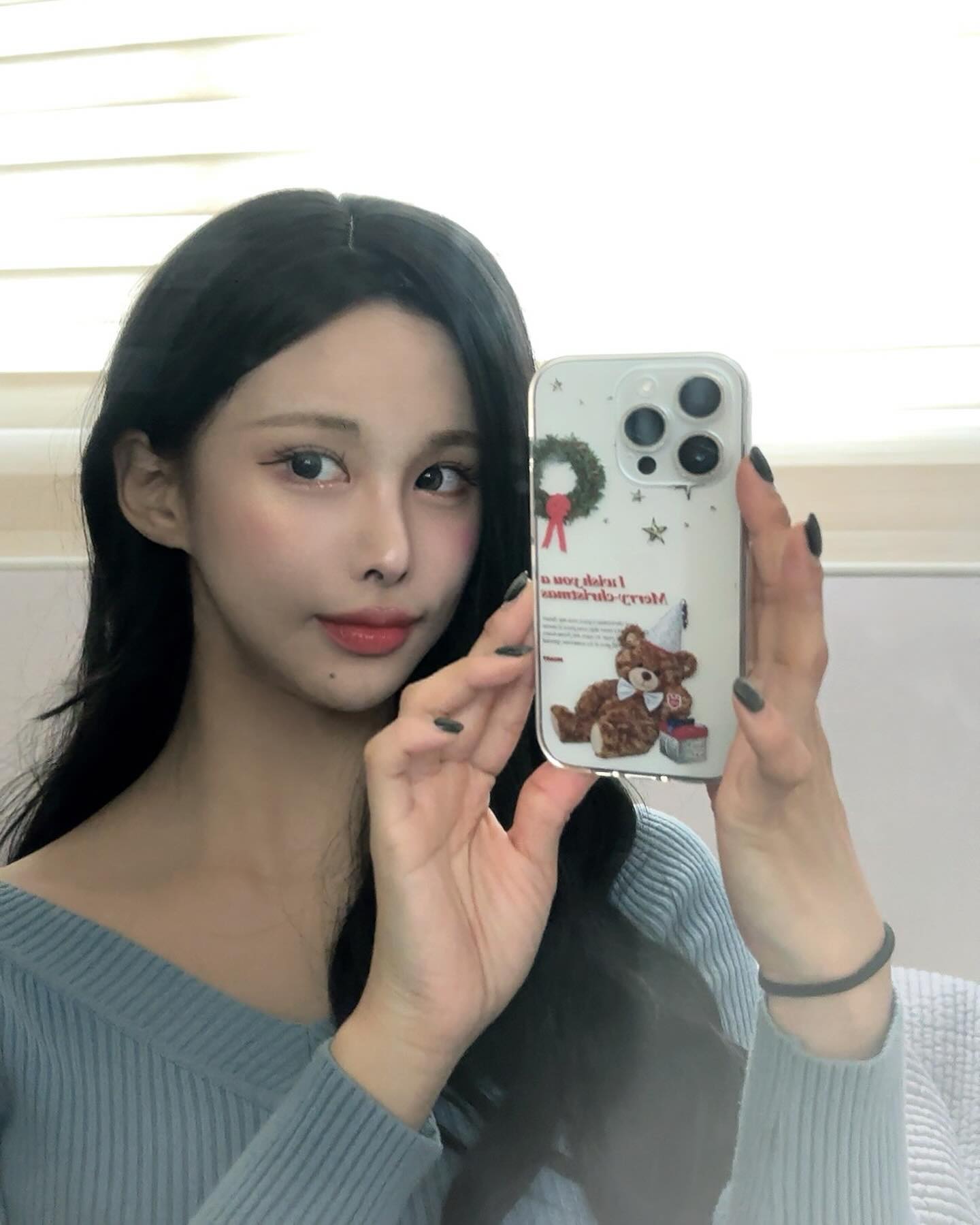 제 케이스 너무 귀욥쬬?
다가오는 크리스마스 연말 분위기와 너무 잘 어울리는 케이스예용:)

귀여운 곰돌이와 크리스마스 리스까지🫡🫧

연말룩 예쁜 옷+ 거울셀카 요 케이스 들고 꼭 찍기♥️
심플하면서 감성있는 케이스🫶🏻
크리스마스와 너무 잘 어울린답니다 🤍

크리스마스 분위기를 가득 담고있는
“해피 테디베어 케이스 입니당😎🖤
nuart_korea 

#광고 #누아트 #겨울케이스 #크리스마스 #선물 #아이폰케이스