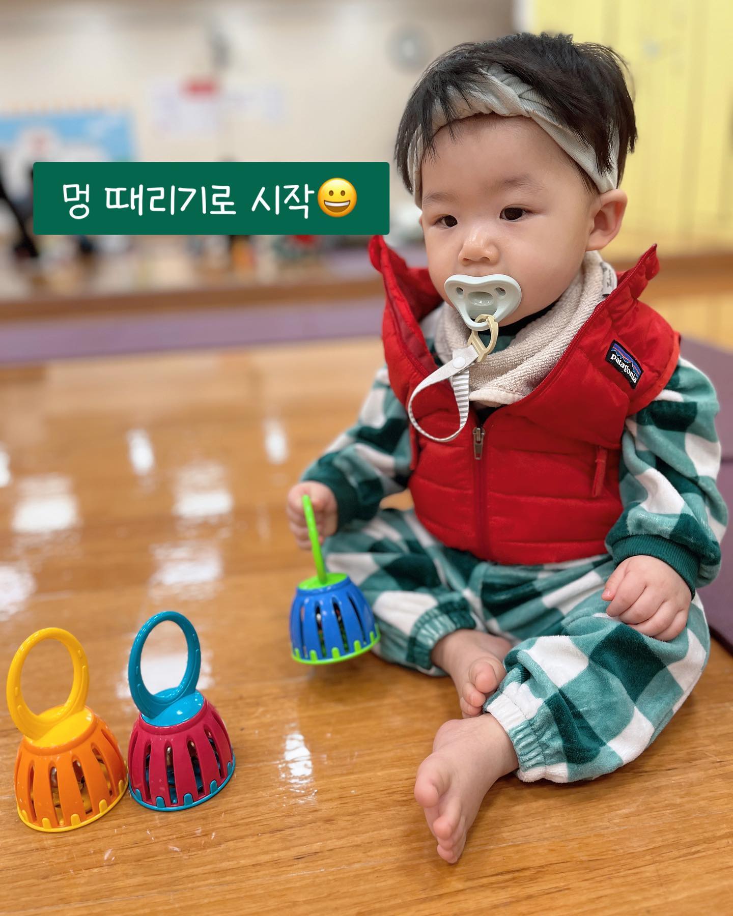 이준이의 문화생활🤍

오늘은 의사선생님이된 이준이🪄
첫 병원놀이 엄마가 더 재밌었어ㅋㅋㅋ

엄청 오랜만에 올리는 것 같은 느낌...
앞으로는 자주 올리고 싶다..
이준아~ 엄마 껌딱지 언제 끝날예정?😭
.
.
.
#문센기록
#엄껌시기 
#10개월아들